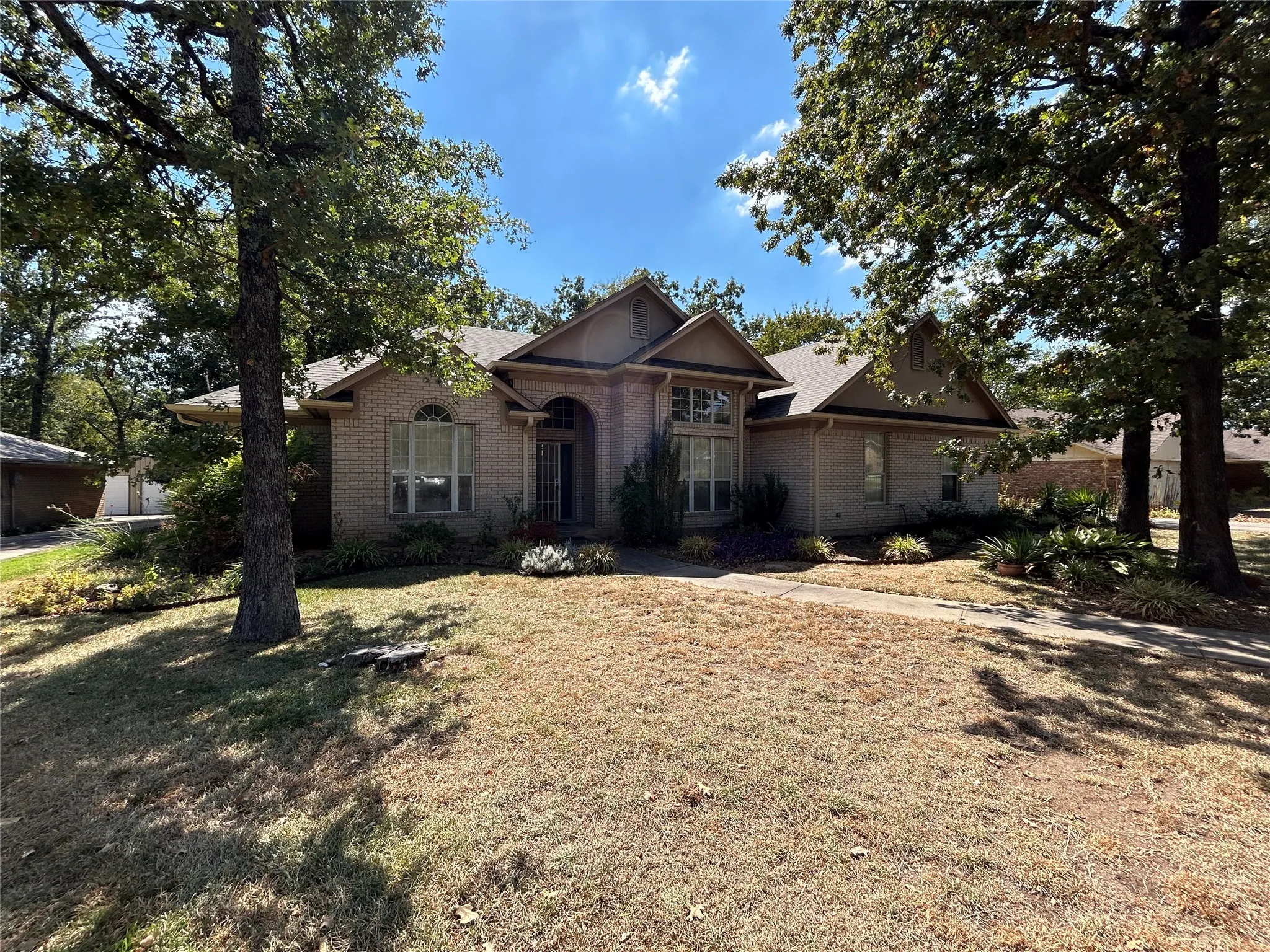 Single Family Residence For Sale in Hopkins County , 1328 Azalea Drive, Sulphur Springs, Texas 75482, 3 Bedroom, 3 Bathroom, 2 Garage spaces, 2,478 Sqft, built in 1995, mls#21390806, Real Estate Agent in Sulphur Springs, Homes For Sale in Hopkins county, Homes For Sale in Sulphur Springs, Realtor in Sulphur Springs Texas, Real Estate Brokerage Independent Realty Texas, Luminita Cordes Realtor