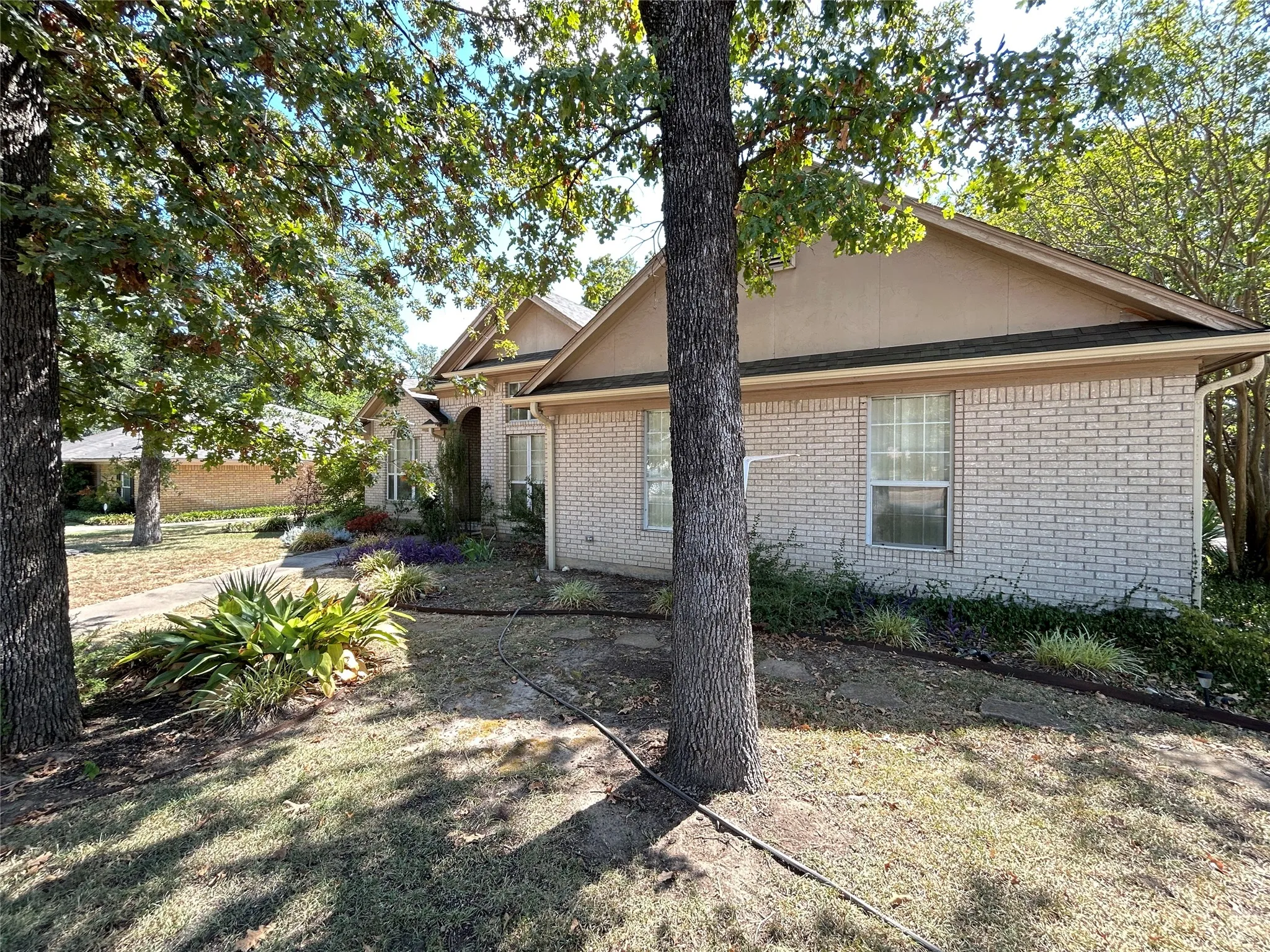Single Family Residence For Sale in Hopkins County , 1328 Azalea Drive, Sulphur Springs, Texas 75482, 3 Bedroom, 3 Bathroom, 2 Garage spaces, 2,478 Sqft, built in 1995, mls#21390806, Real Estate Agent in Sulphur Springs, Homes For Sale in Hopkins county, Homes For Sale in Sulphur Springs, Realtor in Sulphur Springs Texas, Real Estate Brokerage Independent Realty Texas, Luminita Cordes Realtor