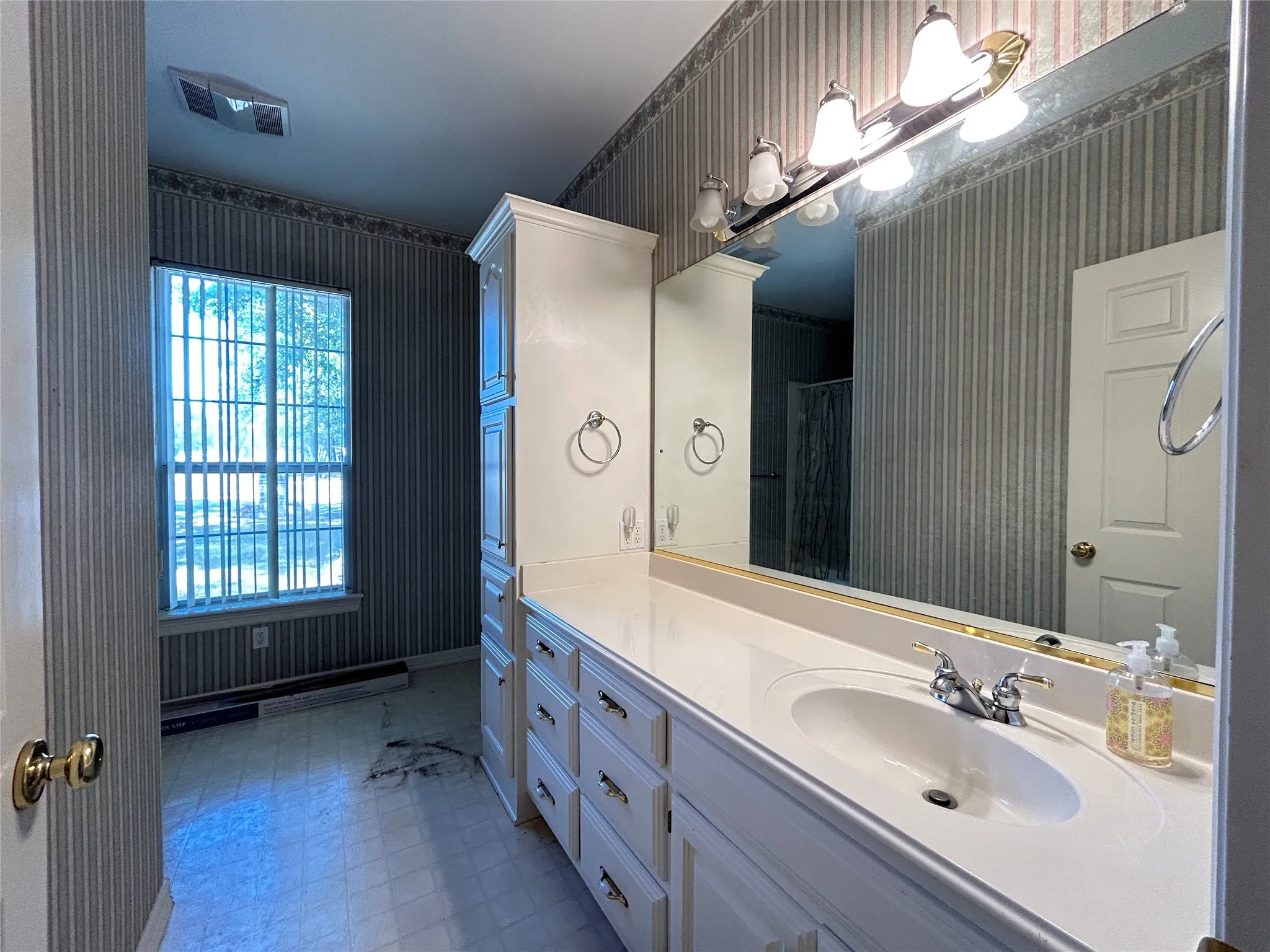 Single Family Residence For Sale in Hopkins County , 1328 Azalea Drive, Sulphur Springs, Texas 75482, 3 Bedroom, 3 Bathroom, 2 Garage spaces, 2,478 Sqft, built in 1995, mls#21390806, Real Estate Agent in Sulphur Springs, Homes For Sale in Hopkins county, Homes For Sale in Sulphur Springs, Realtor in Sulphur Springs Texas, Real Estate Brokerage Independent Realty Texas, Luminita Cordes Realtor