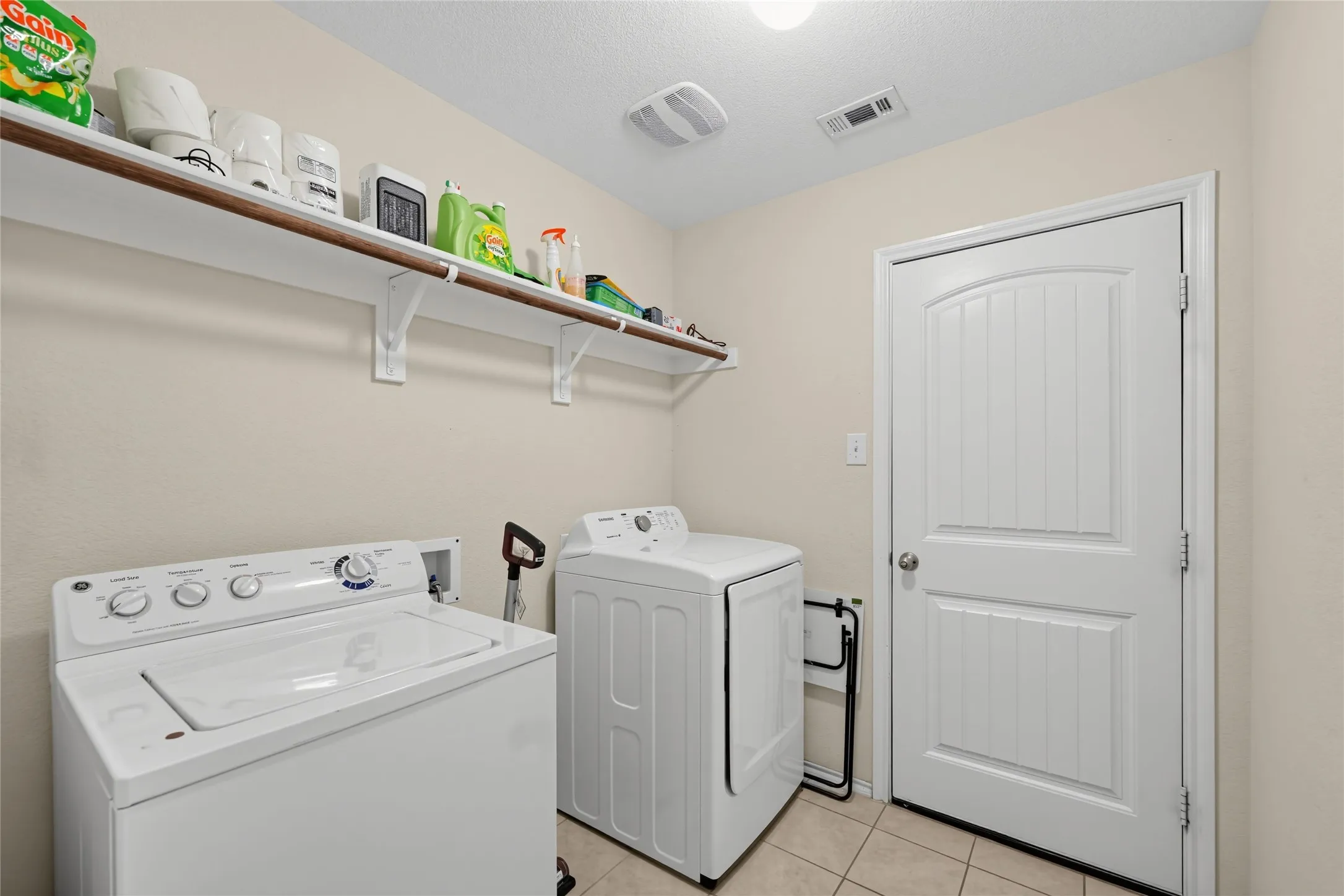 Single Family Residence For Sale in Kaufman County , 2316 Pontotoc Drive, Forney, Texas 75126, 4 Bedroom, 2 Bathroom, 1 Garage spaces, 1,905 Sqft, built in 2018, mls#21390674, Real Estate Agent in Forney, Homes For Sale in Kaufman county, Homes For Sale in Forney, Realtor in Forney Texas, Real Estate Brokerage Independent Realty Texas, Luminita Cordes Realtor