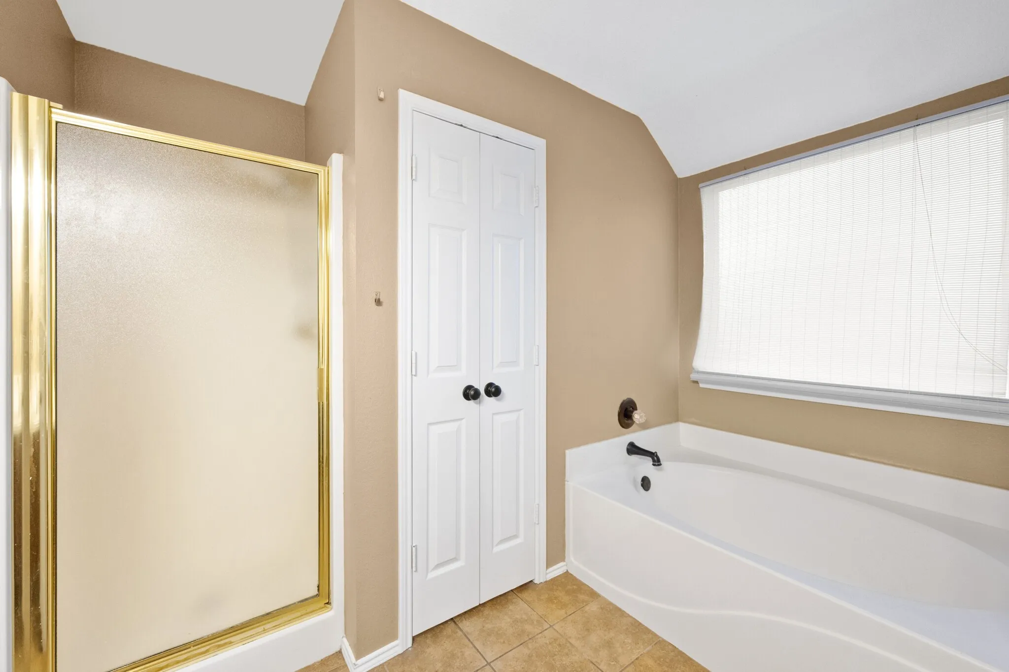 Single Family Residence For Rent in Johnson County , 309 Shane Lane, Burleson, Texas 76028, 3 Bedroom, 2 Bathroom, 2 Garage spaces, 1,826 Sqft, built in 1999, mls#21390824, Real Estate Agent in Burleson, Homes For Rent in Johnson county, Homes For Rent in Burleson, Realtor in Burleson Texas, Real Estate Brokerage Independent Realty Texas, Luminita Cordes Realtor