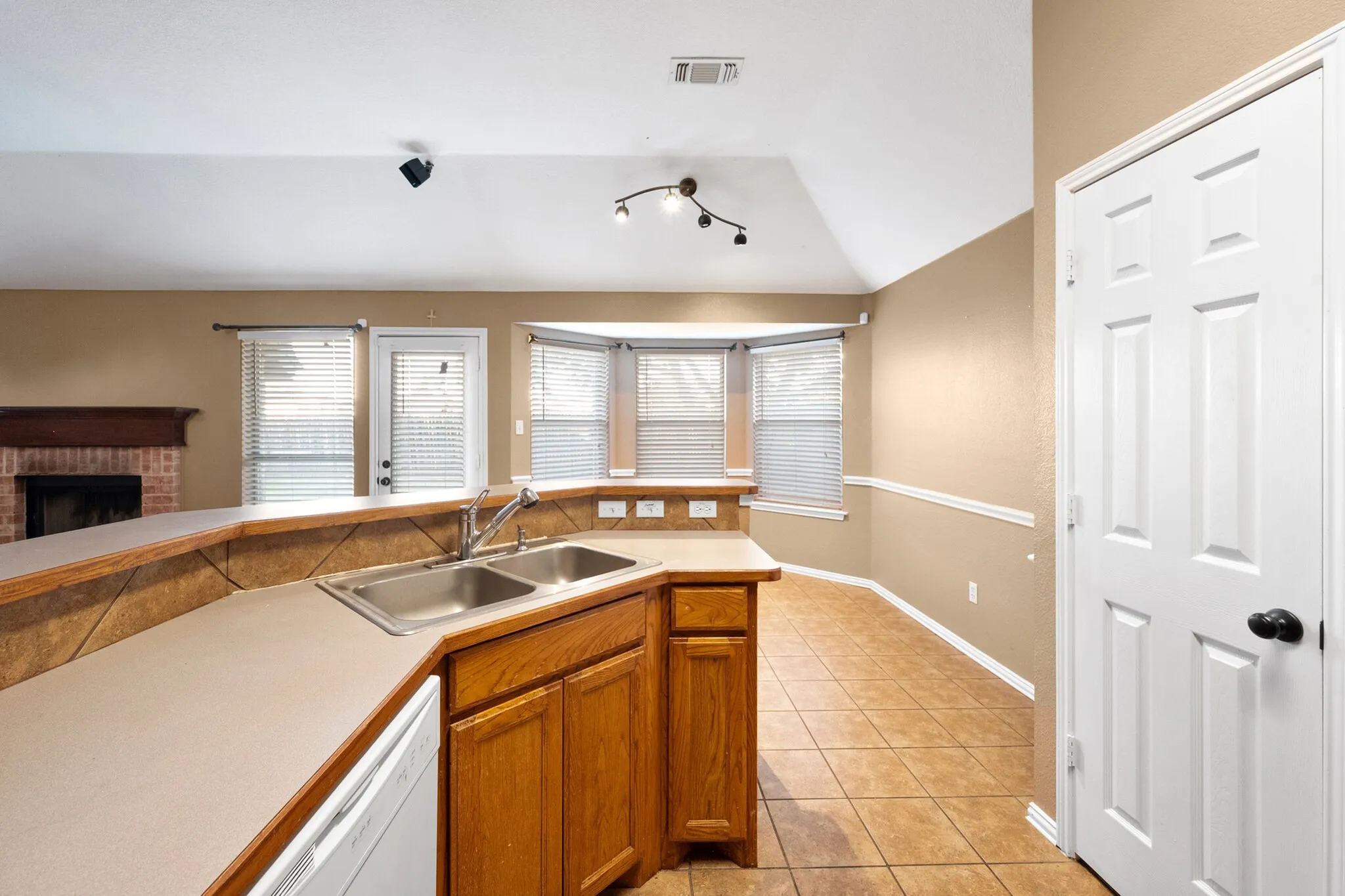 Single Family Residence For Rent in Johnson County , 309 Shane Lane, Burleson, Texas 76028, 3 Bedroom, 2 Bathroom, 2 Garage spaces, 1,826 Sqft, built in 1999, mls#21390824, Real Estate Agent in Burleson, Homes For Rent in Johnson county, Homes For Rent in Burleson, Realtor in Burleson Texas, Real Estate Brokerage Independent Realty Texas, Luminita Cordes Realtor