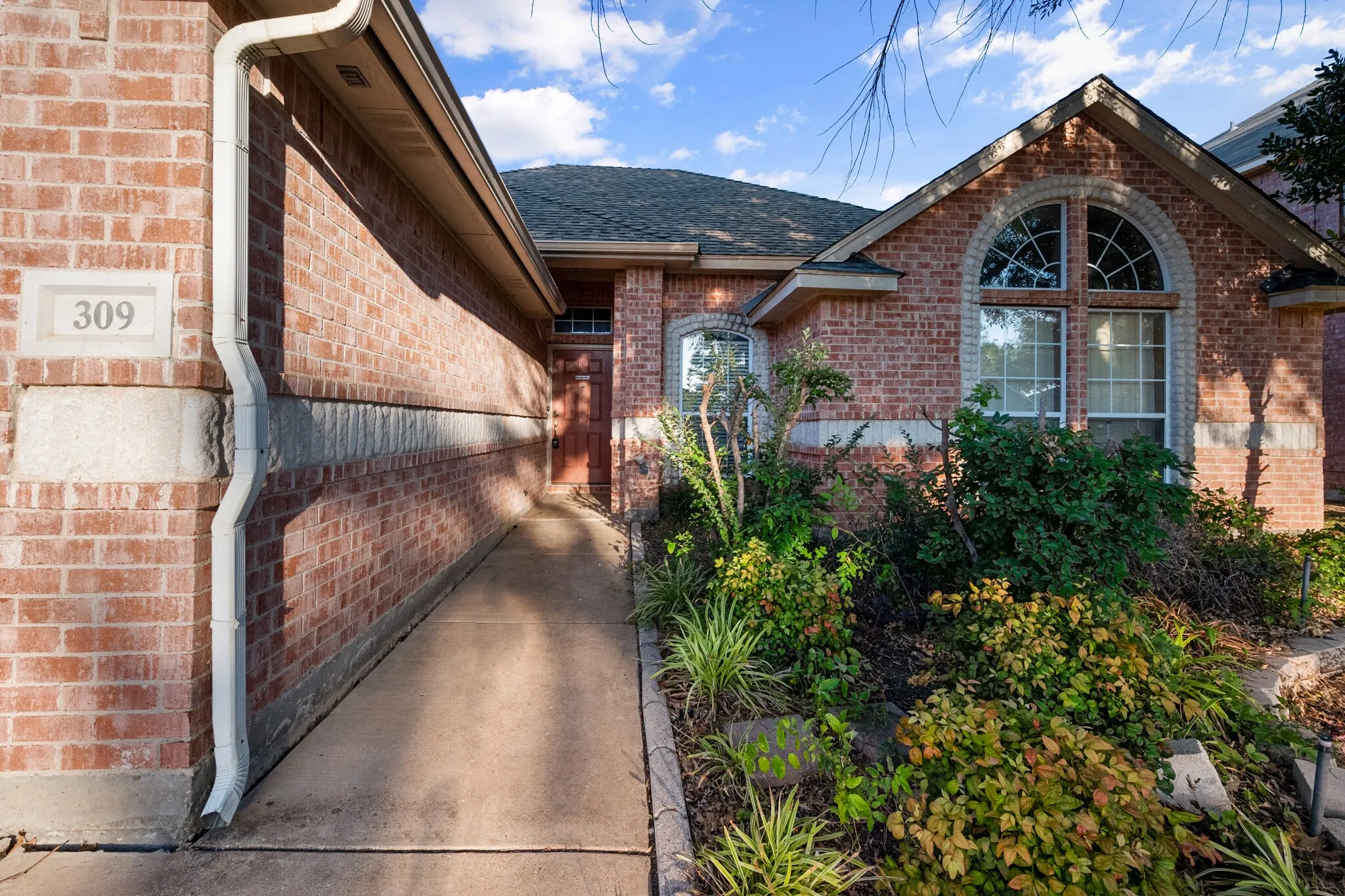 Single Family Residence For Rent in Johnson County , 309 Shane Lane, Burleson, Texas 76028, 3 Bedroom, 2 Bathroom, 2 Garage spaces, 1,826 Sqft, built in 1999, mls#21390824, Real Estate Agent in Burleson, Homes For Rent in Johnson county, Homes For Rent in Burleson, Realtor in Burleson Texas, Real Estate Brokerage Independent Realty Texas, Luminita Cordes Realtor