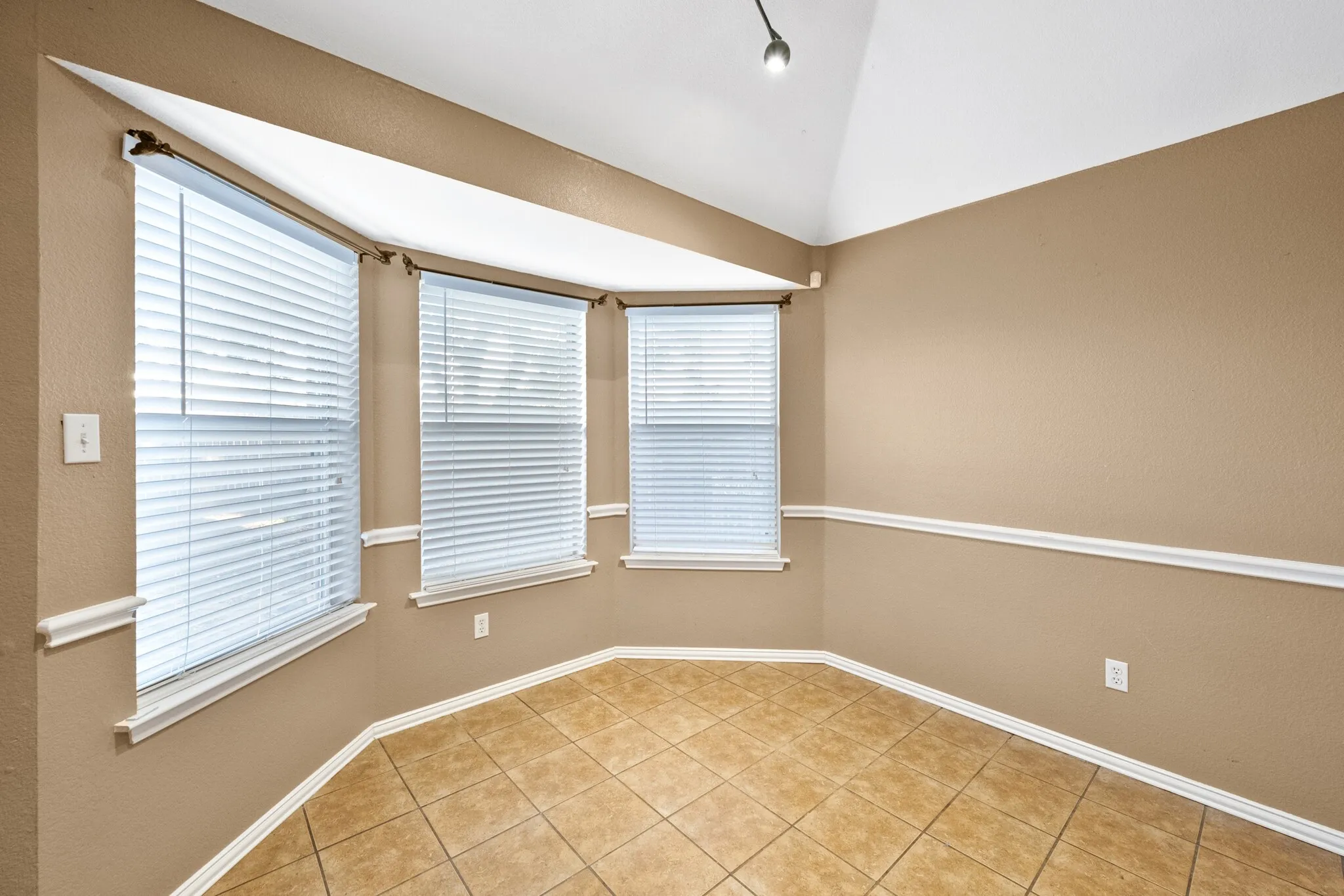 Single Family Residence For Rent in Johnson County , 309 Shane Lane, Burleson, Texas 76028, 3 Bedroom, 2 Bathroom, 2 Garage spaces, 1,826 Sqft, built in 1999, mls#21390824, Real Estate Agent in Burleson, Homes For Rent in Johnson county, Homes For Rent in Burleson, Realtor in Burleson Texas, Real Estate Brokerage Independent Realty Texas, Luminita Cordes Realtor