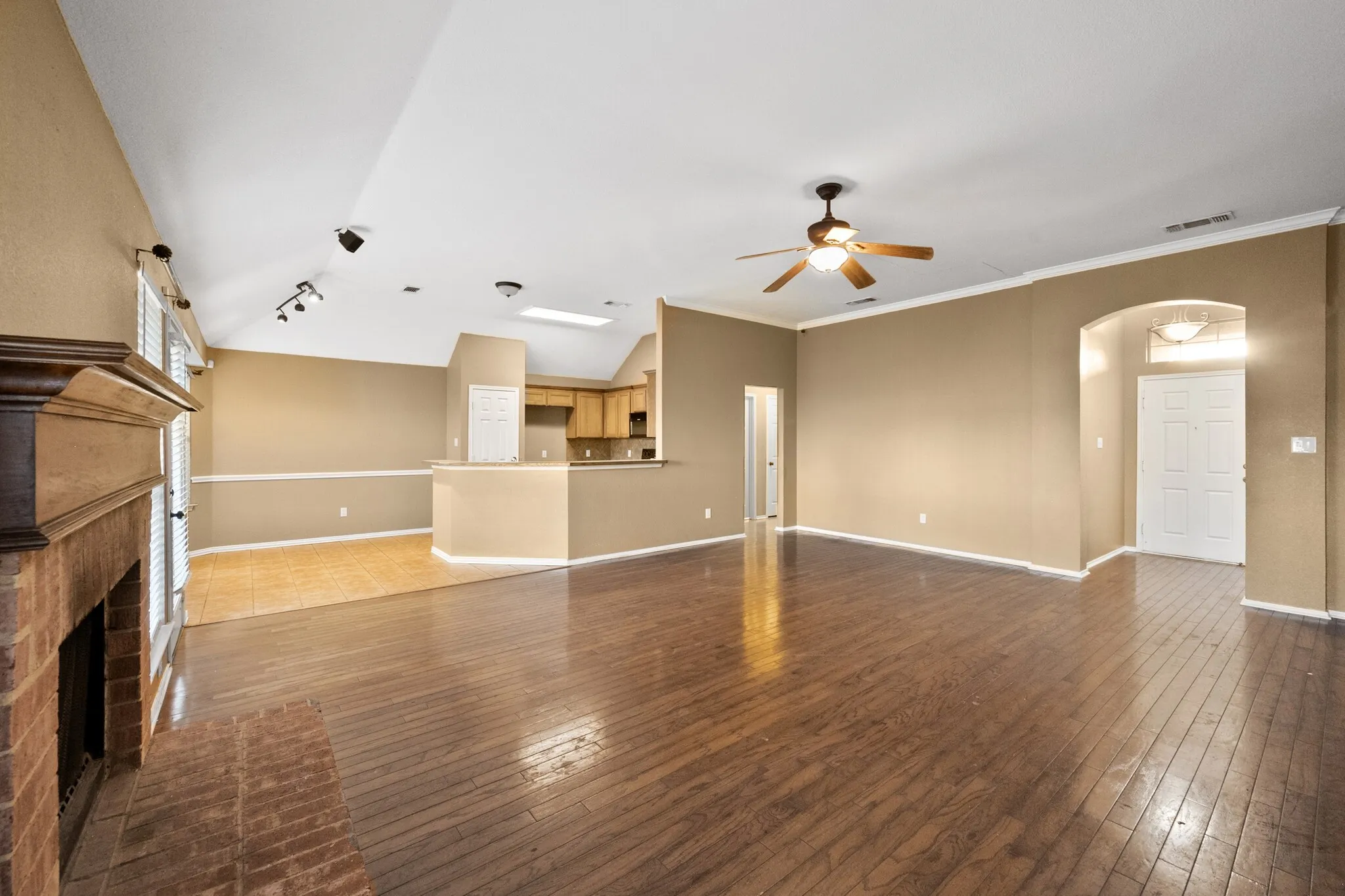 Single Family Residence For Rent in Johnson County , 309 Shane Lane, Burleson, Texas 76028, 3 Bedroom, 2 Bathroom, 2 Garage spaces, 1,826 Sqft, built in 1999, mls#21390824, Real Estate Agent in Burleson, Homes For Rent in Johnson county, Homes For Rent in Burleson, Realtor in Burleson Texas, Real Estate Brokerage Independent Realty Texas, Luminita Cordes Realtor