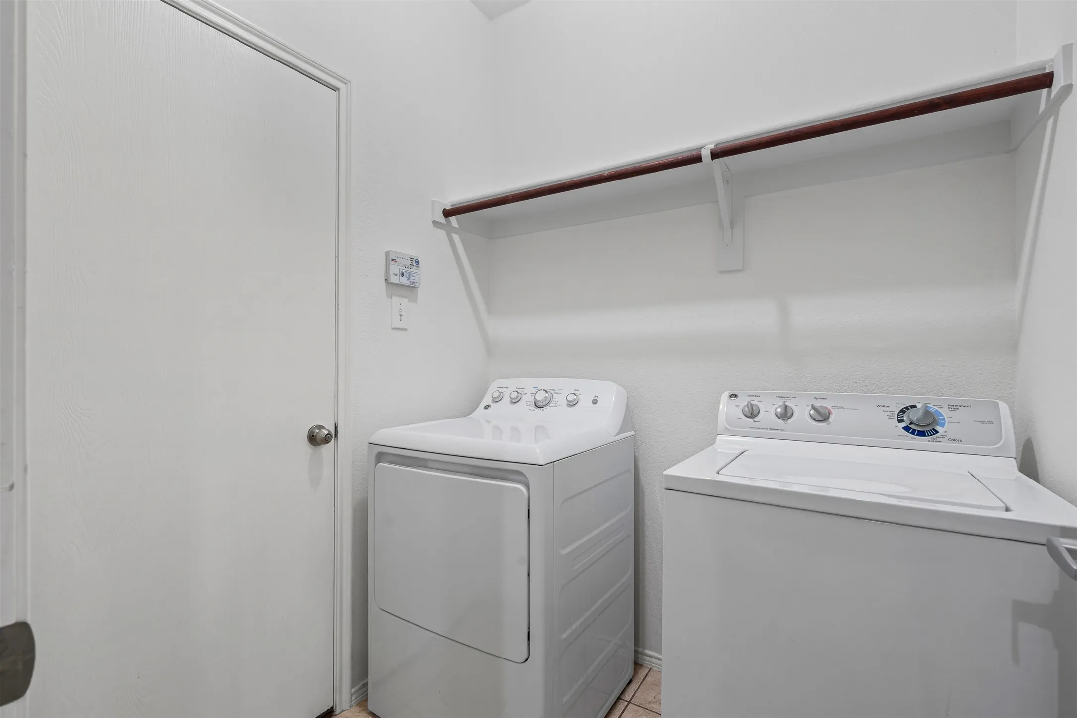 Laundry area with a built-in hanging rod