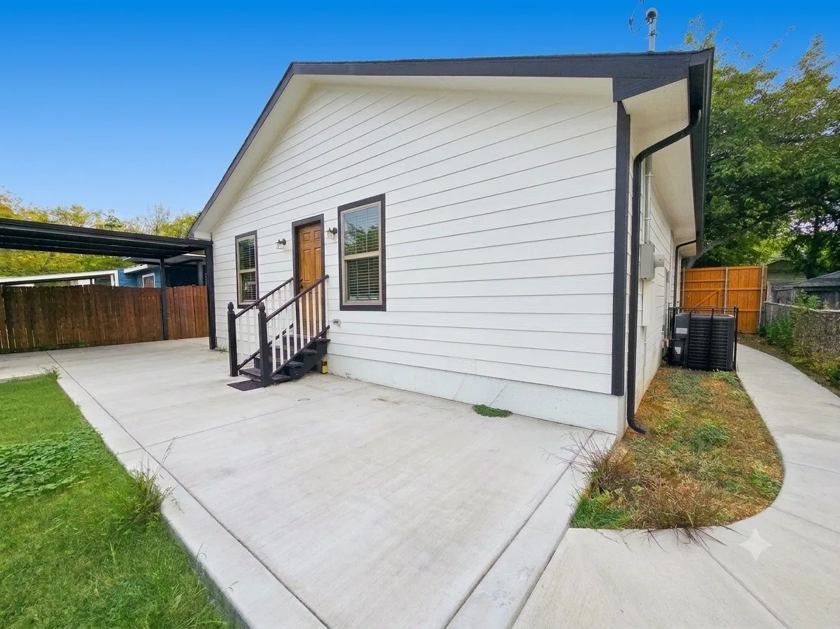Single Family Residence For Rent in Dallas County , 914 17th Street, Grand Prairie, Texas 75050, 3 Bedroom, 2 Bathroom, Garage spaces, 1,310 Sqft, built in 1949, mls#21389744, Real Estate Agent in Grand Prairie, Homes For Rent in Dallas county, Homes For Rent in Grand Prairie, Realtor in Grand Prairie Texas, Real Estate Brokerage Independent Realty Texas, Luminita Cordes Realtor