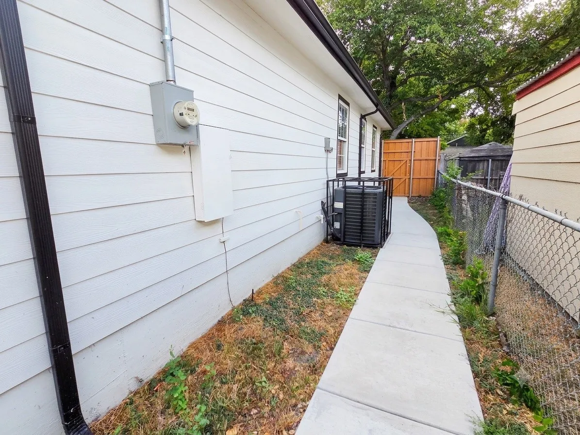 Single Family Residence For Rent in Dallas County , 914 17th Street, Grand Prairie, Texas 75050, 3 Bedroom, 2 Bathroom, Garage spaces, 1,310 Sqft, built in 1949, mls#21389744, Real Estate Agent in Grand Prairie, Homes For Rent in Dallas county, Homes For Rent in Grand Prairie, Realtor in Grand Prairie Texas, Real Estate Brokerage Independent Realty Texas, Luminita Cordes Realtor