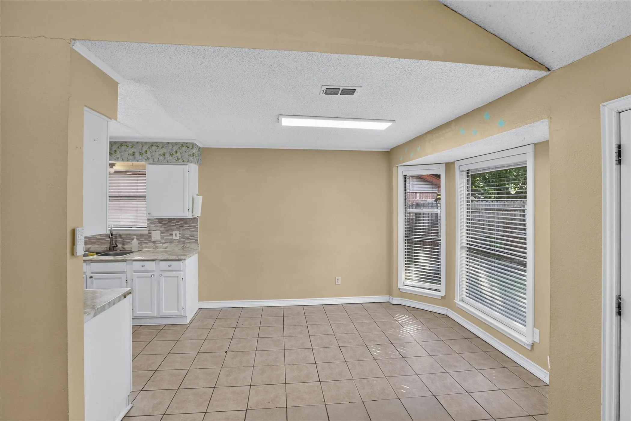 Single Family Residence For Sale in Tarrant County , 2413 Channing Drive, Grand Prairie, Texas 75052, 3 Bedroom, 2 Bathroom, 2 Garage spaces, 1,394 Sqft, built in 1983, mls#21390383, Real Estate Agent in Grand Prairie, Homes For Sale in Tarrant county, Homes For Sale in Grand Prairie, Realtor in Grand Prairie Texas, Real Estate Brokerage Independent Realty Texas, Luminita Cordes Realtor