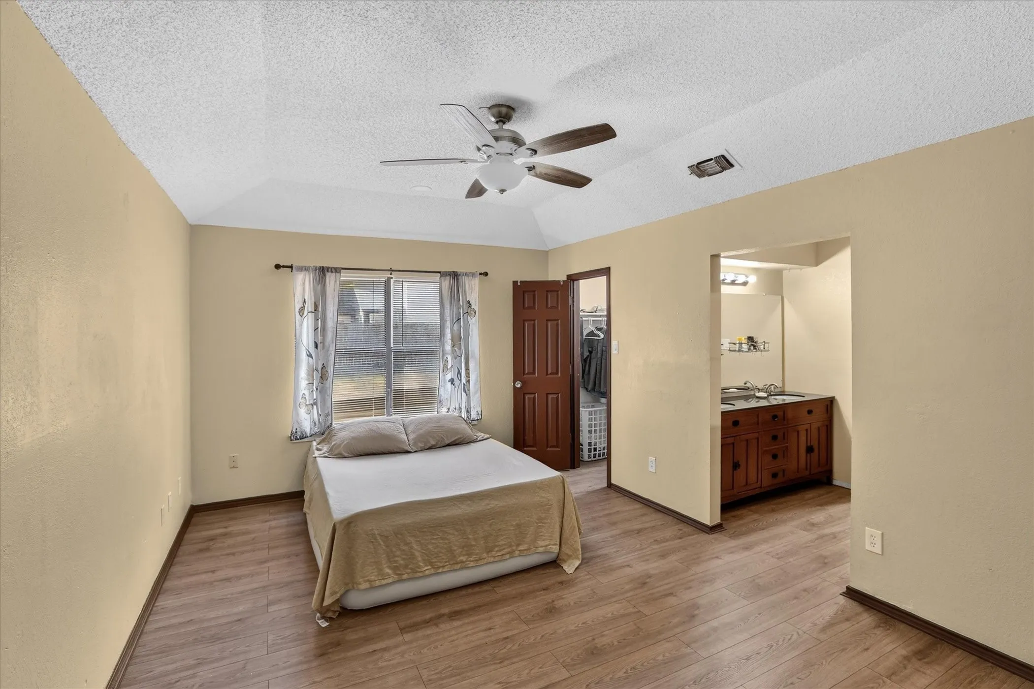 Single Family Residence For Sale in Tarrant County , 2413 Channing Drive, Grand Prairie, Texas 75052, 3 Bedroom, 2 Bathroom, 2 Garage spaces, 1,394 Sqft, built in 1983, mls#21390383, Real Estate Agent in Grand Prairie, Homes For Sale in Tarrant county, Homes For Sale in Grand Prairie, Realtor in Grand Prairie Texas, Real Estate Brokerage Independent Realty Texas, Luminita Cordes Realtor