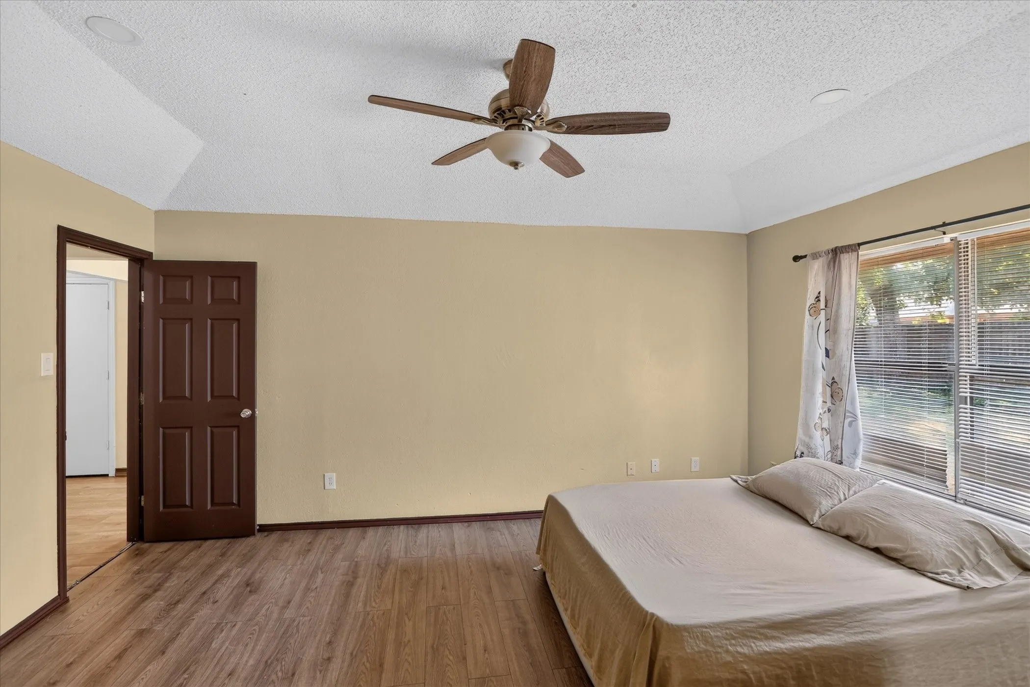 Single Family Residence For Sale in Tarrant County , 2413 Channing Drive, Grand Prairie, Texas 75052, 3 Bedroom, 2 Bathroom, 2 Garage spaces, 1,394 Sqft, built in 1983, mls#21390383, Real Estate Agent in Grand Prairie, Homes For Sale in Tarrant county, Homes For Sale in Grand Prairie, Realtor in Grand Prairie Texas, Real Estate Brokerage Independent Realty Texas, Luminita Cordes Realtor