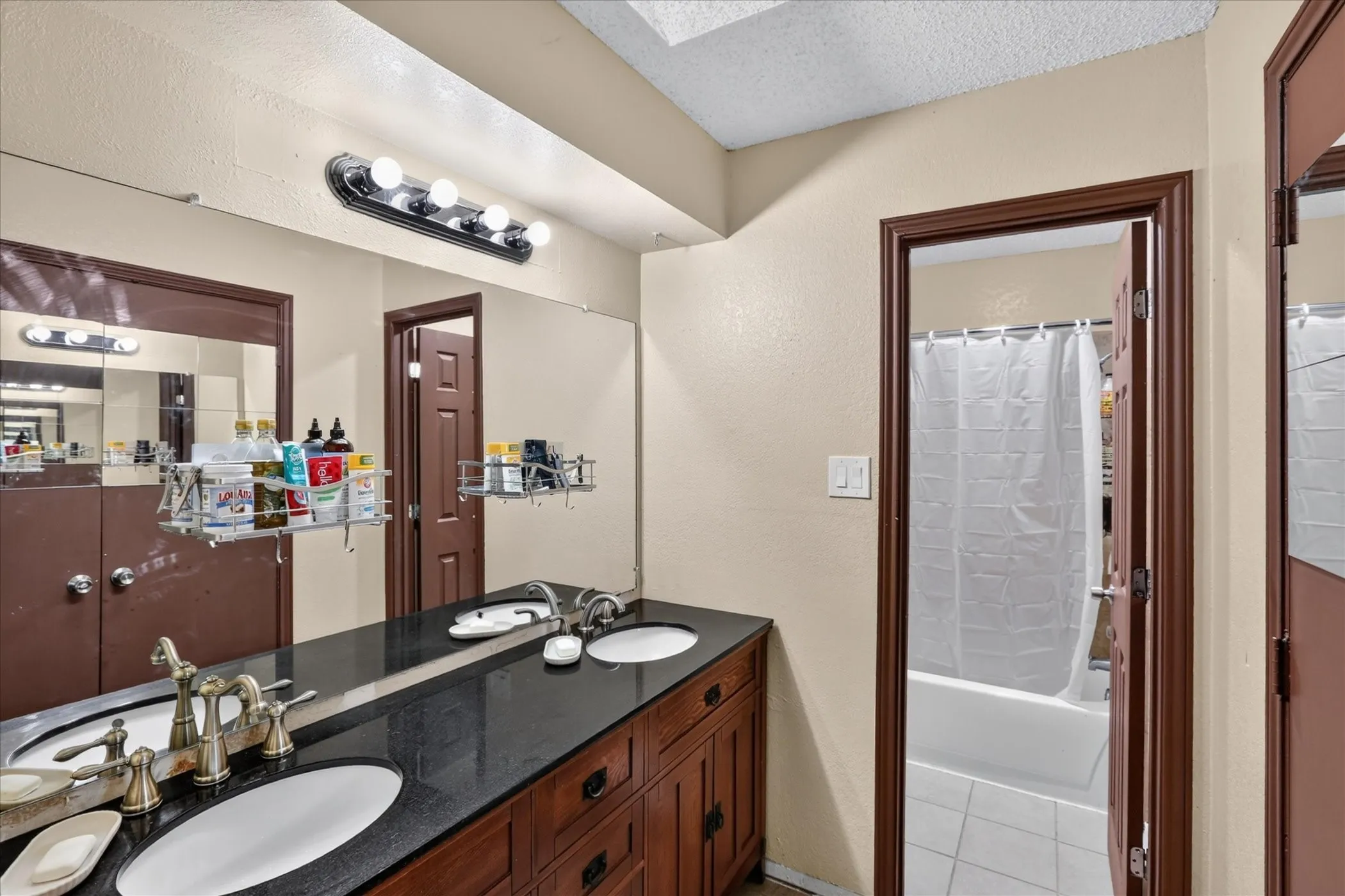 Single Family Residence For Sale in Tarrant County , 2413 Channing Drive, Grand Prairie, Texas 75052, 3 Bedroom, 2 Bathroom, 2 Garage spaces, 1,394 Sqft, built in 1983, mls#21390383, Real Estate Agent in Grand Prairie, Homes For Sale in Tarrant county, Homes For Sale in Grand Prairie, Realtor in Grand Prairie Texas, Real Estate Brokerage Independent Realty Texas, Luminita Cordes Realtor