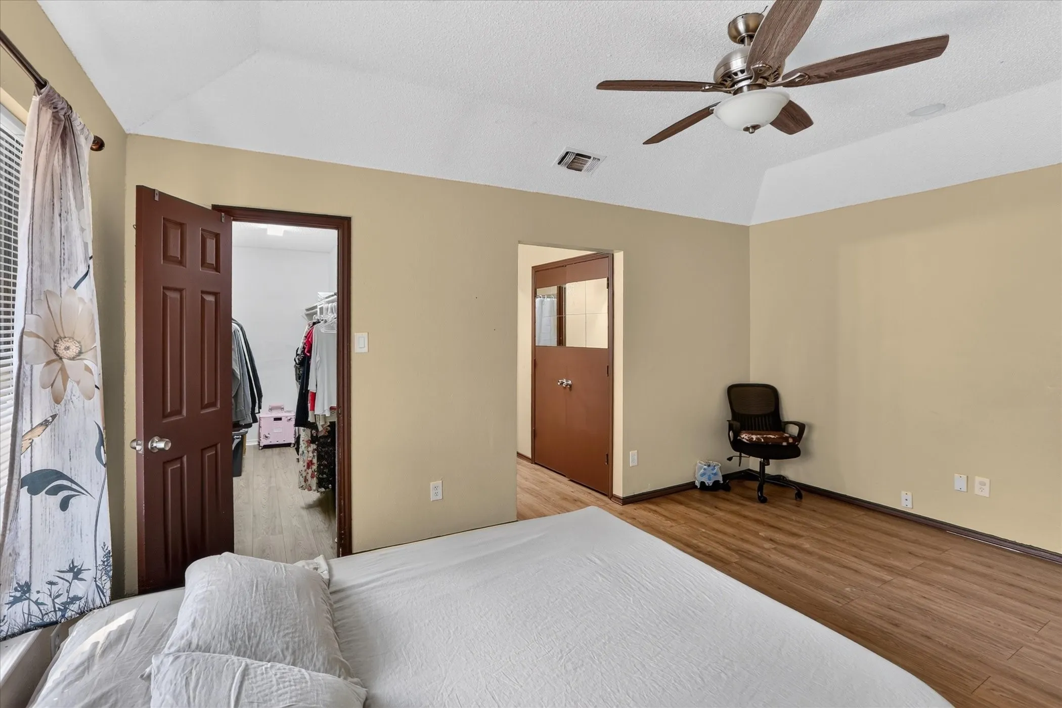 Single Family Residence For Sale in Tarrant County , 2413 Channing Drive, Grand Prairie, Texas 75052, 3 Bedroom, 2 Bathroom, 2 Garage spaces, 1,394 Sqft, built in 1983, mls#21390383, Real Estate Agent in Grand Prairie, Homes For Sale in Tarrant county, Homes For Sale in Grand Prairie, Realtor in Grand Prairie Texas, Real Estate Brokerage Independent Realty Texas, Luminita Cordes Realtor