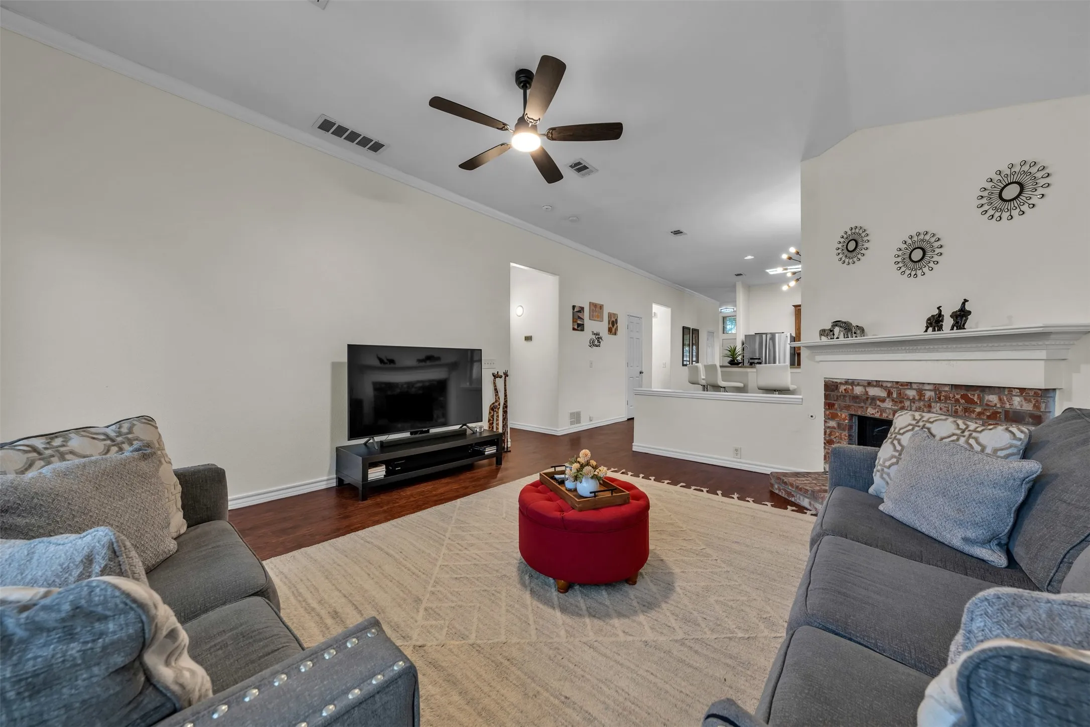 Single Family Residence For Sale in Tarrant County , 8102 Mansanillo Court, Arlington, Texas 76002, 3 Bedroom, 2 Bathroom, 3 Garage spaces, 1,985 Sqft, built in 2004, mls#21380538, Real Estate Agent in Arlington, Homes For Sale in Tarrant county, Homes For Sale in Arlington, Realtor in Arlington Texas, Real Estate Brokerage Independent Realty Texas, Luminita Cordes Realtor