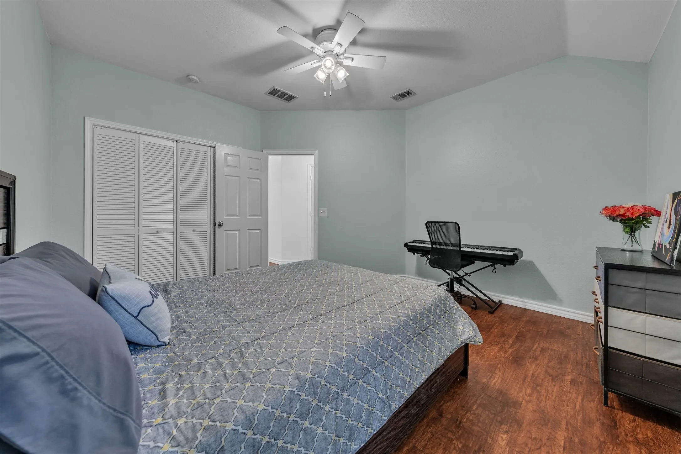 Single Family Residence For Sale in Tarrant County , 8102 Mansanillo Court, Arlington, Texas 76002, 3 Bedroom, 2 Bathroom, 3 Garage spaces, 1,985 Sqft, built in 2004, mls#21380538, Real Estate Agent in Arlington, Homes For Sale in Tarrant county, Homes For Sale in Arlington, Realtor in Arlington Texas, Real Estate Brokerage Independent Realty Texas, Luminita Cordes Realtor