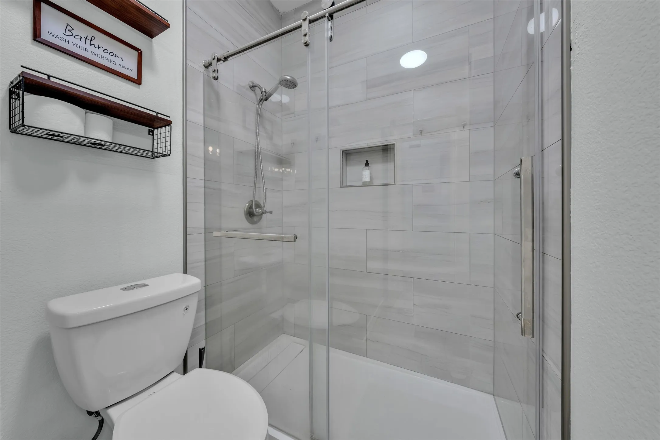 Single Family Residence For Sale in Tarrant County , 8102 Mansanillo Court, Arlington, Texas 76002, 3 Bedroom, 2 Bathroom, 3 Garage spaces, 1,985 Sqft, built in 2004, mls#21380538, Real Estate Agent in Arlington, Homes For Sale in Tarrant county, Homes For Sale in Arlington, Realtor in Arlington Texas, Real Estate Brokerage Independent Realty Texas, Luminita Cordes Realtor