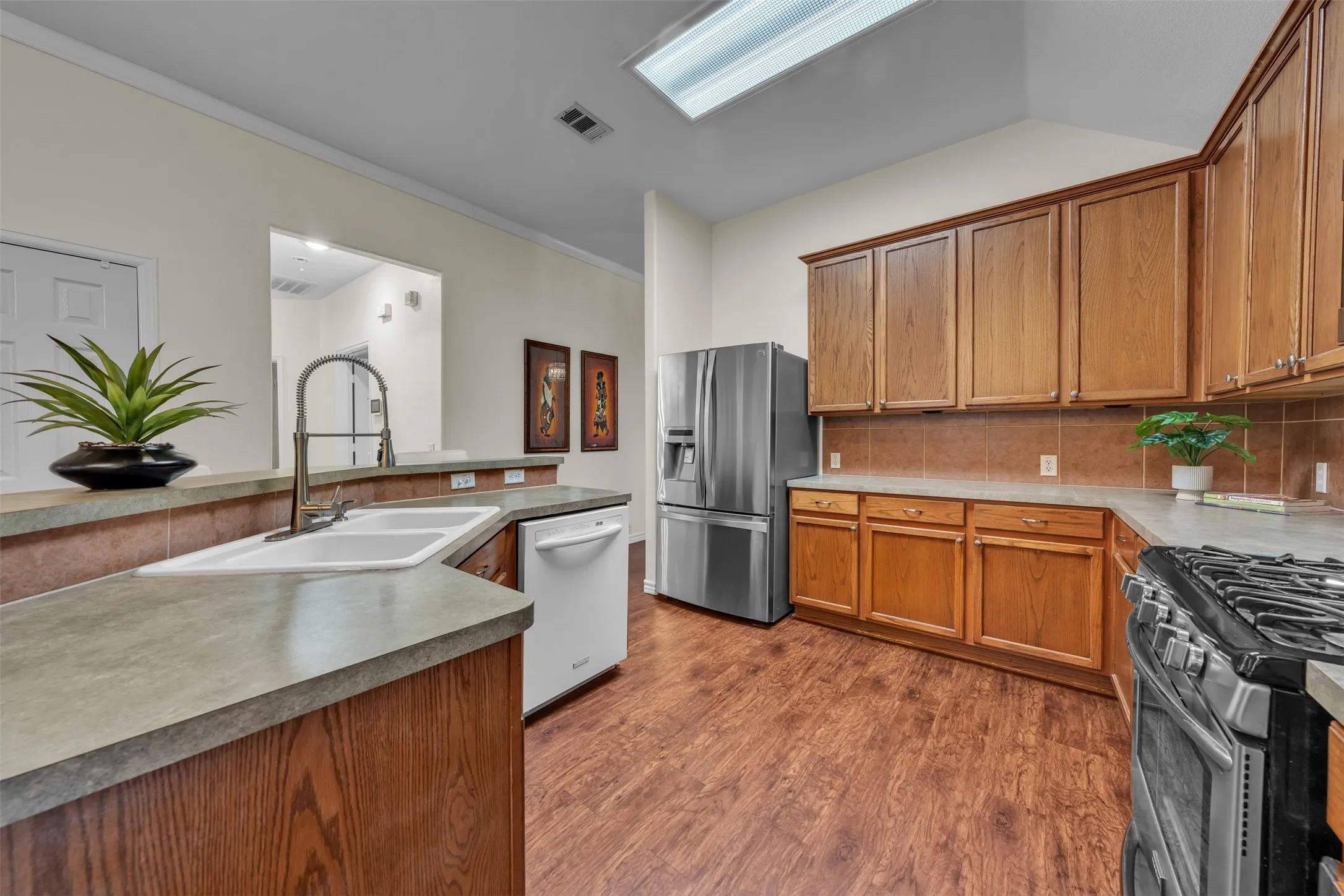 Single Family Residence For Sale in Tarrant County , 8102 Mansanillo Court, Arlington, Texas 76002, 3 Bedroom, 2 Bathroom, 3 Garage spaces, 1,985 Sqft, built in 2004, mls#21380538, Real Estate Agent in Arlington, Homes For Sale in Tarrant county, Homes For Sale in Arlington, Realtor in Arlington Texas, Real Estate Brokerage Independent Realty Texas, Luminita Cordes Realtor