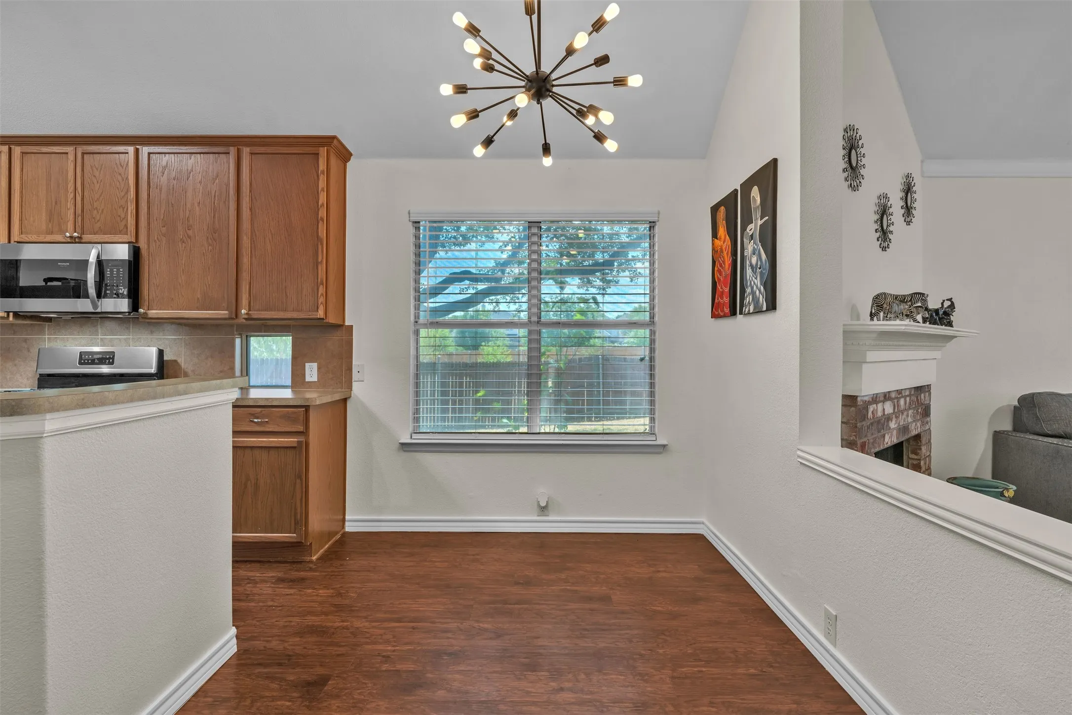 Single Family Residence For Sale in Tarrant County , 8102 Mansanillo Court, Arlington, Texas 76002, 3 Bedroom, 2 Bathroom, 3 Garage spaces, 1,985 Sqft, built in 2004, mls#21380538, Real Estate Agent in Arlington, Homes For Sale in Tarrant county, Homes For Sale in Arlington, Realtor in Arlington Texas, Real Estate Brokerage Independent Realty Texas, Luminita Cordes Realtor