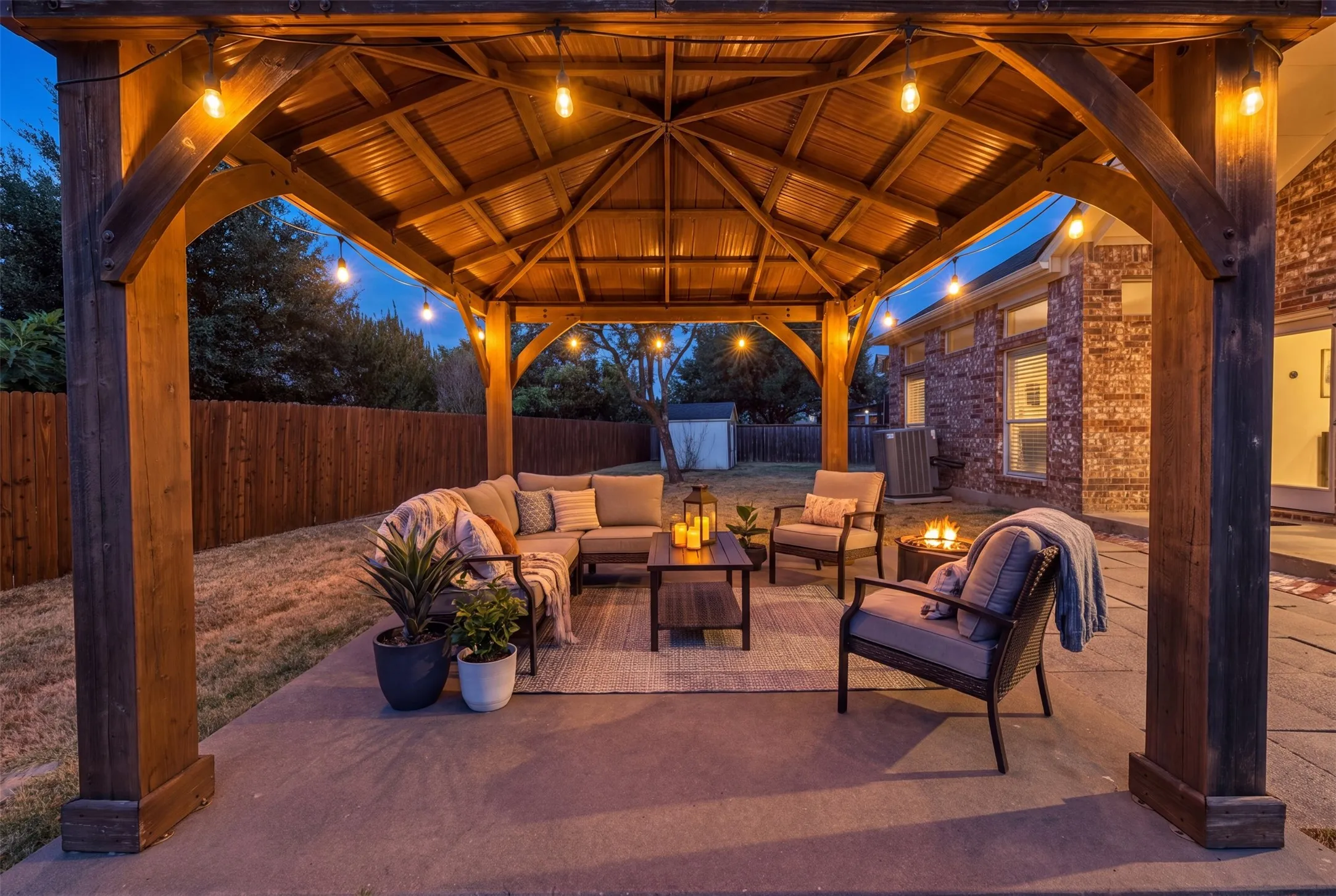 Single Family Residence For Sale in Tarrant County , 8102 Mansanillo Court, Arlington, Texas 76002, 3 Bedroom, 2 Bathroom, 3 Garage spaces, 1,985 Sqft, built in 2004, mls#21380538, Real Estate Agent in Arlington, Homes For Sale in Tarrant county, Homes For Sale in Arlington, Realtor in Arlington Texas, Real Estate Brokerage Independent Realty Texas, Luminita Cordes Realtor