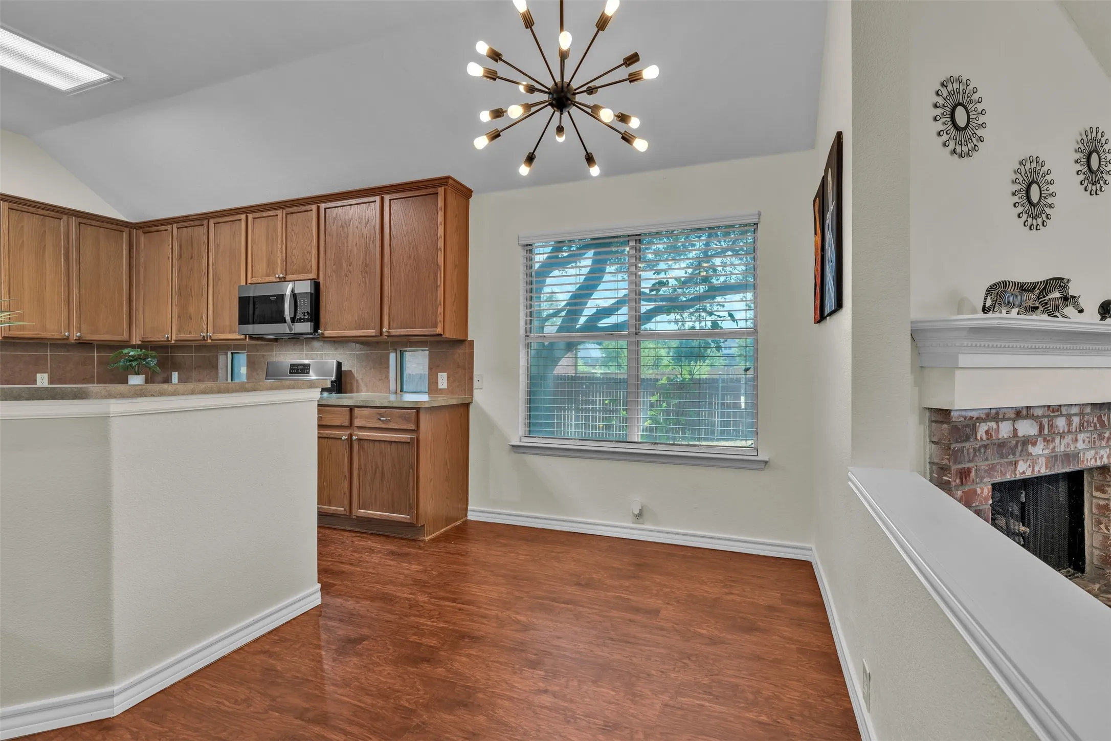 Single Family Residence For Sale in Tarrant County , 8102 Mansanillo Court, Arlington, Texas 76002, 3 Bedroom, 2 Bathroom, 3 Garage spaces, 1,985 Sqft, built in 2004, mls#21380538, Real Estate Agent in Arlington, Homes For Sale in Tarrant county, Homes For Sale in Arlington, Realtor in Arlington Texas, Real Estate Brokerage Independent Realty Texas, Luminita Cordes Realtor