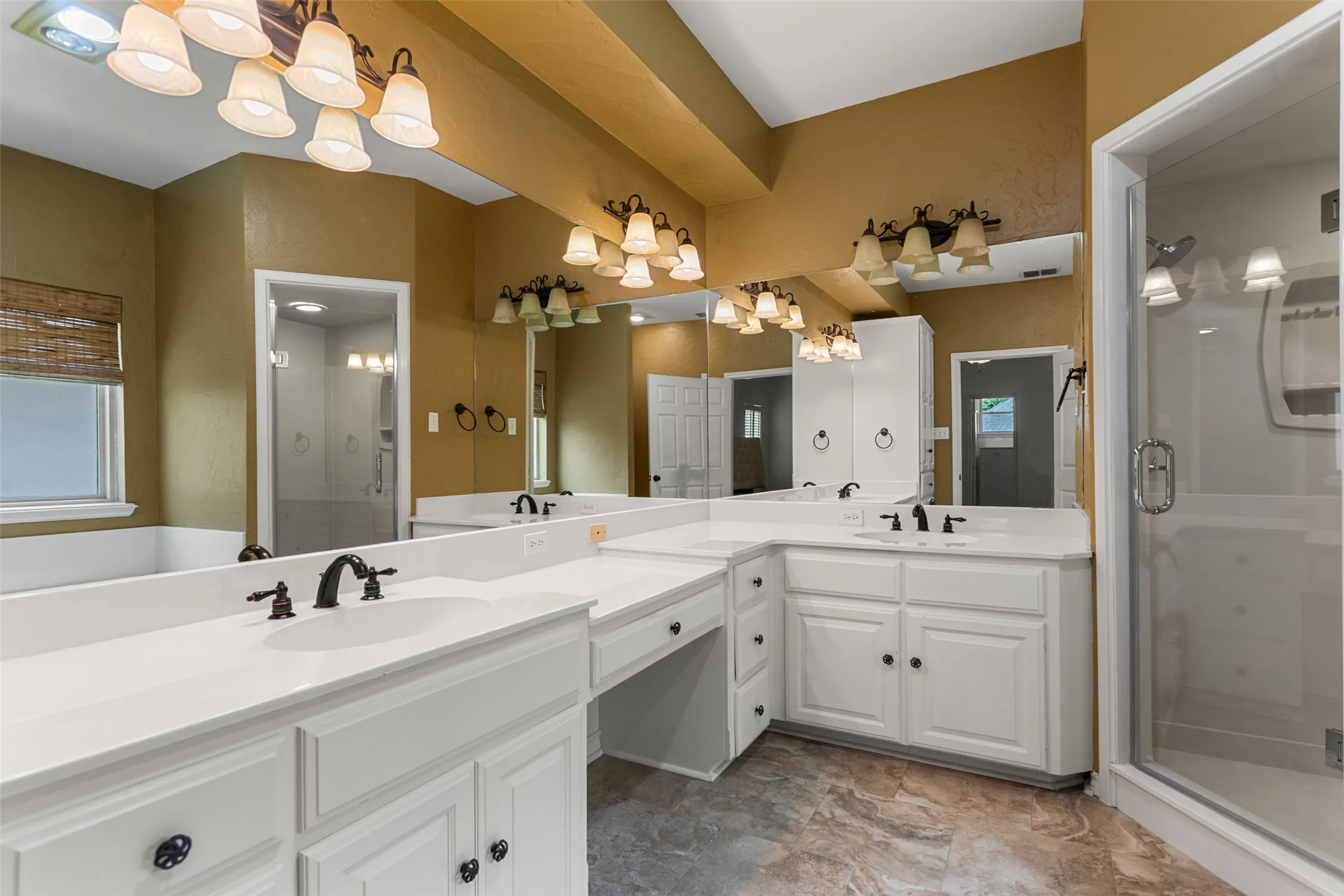 Single Family Residence For Sale in Smith County , 1116 Oak Garden Circle, Tyler, Texas 75703, 3 Bedroom, 3 Bathroom, 2 Garage spaces, 2,730 Sqft, built in 1995, mls#21390836, Real Estate Agent in Tyler, Homes For Sale in Smith county, Homes For Sale in Tyler, Realtor in Tyler Texas, Real Estate Brokerage Independent Realty Texas, Luminita Cordes Realtor