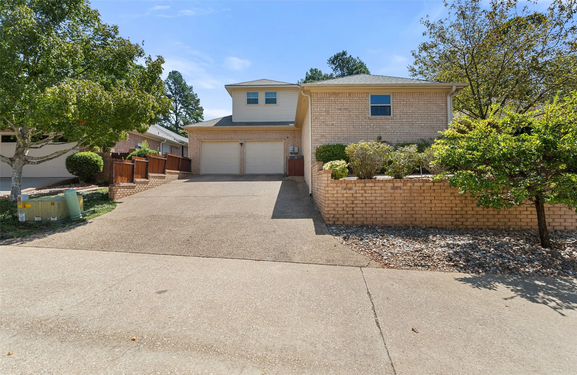 Single Family Residence For Sale in Smith County , 1116 Oak Garden Circle, Tyler, Texas 75703, 3 Bedroom, 3 Bathroom, 2 Garage spaces, 2,730 Sqft, built in 1995, mls#21390836, Real Estate Agent in Tyler, Homes For Sale in Smith county, Homes For Sale in Tyler, Realtor in Tyler Texas, Real Estate Brokerage Independent Realty Texas, Luminita Cordes Realtor