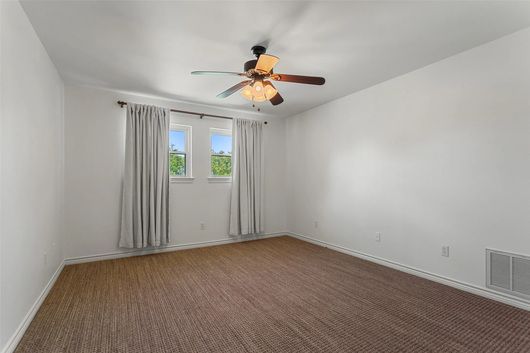 Single Family Residence For Sale in Smith County , 1116 Oak Garden Circle, Tyler, Texas 75703, 3 Bedroom, 3 Bathroom, 2 Garage spaces, 2,730 Sqft, built in 1995, mls#21390836, Real Estate Agent in Tyler, Homes For Sale in Smith county, Homes For Sale in Tyler, Realtor in Tyler Texas, Real Estate Brokerage Independent Realty Texas, Luminita Cordes Realtor