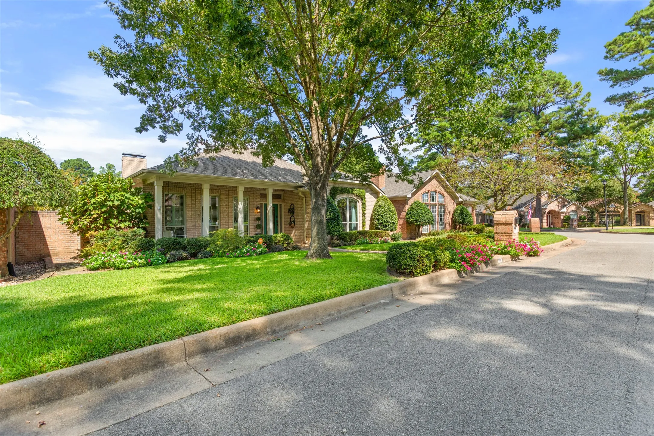 Single Family Residence For Sale in Smith County , 1116 Oak Garden Circle, Tyler, Texas 75703, 3 Bedroom, 3 Bathroom, 2 Garage spaces, 2,730 Sqft, built in 1995, mls#21390836, Real Estate Agent in Tyler, Homes For Sale in Smith county, Homes For Sale in Tyler, Realtor in Tyler Texas, Real Estate Brokerage Independent Realty Texas, Luminita Cordes Realtor