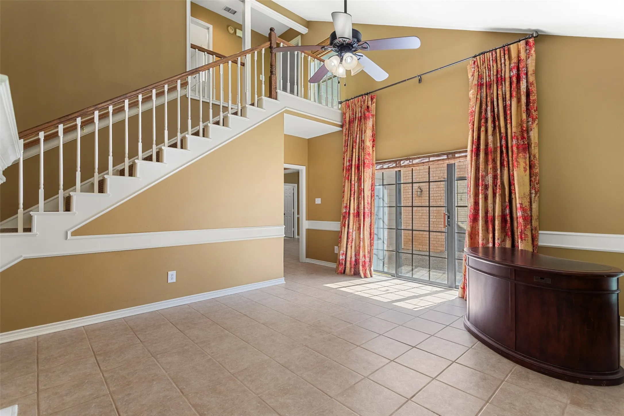 Single Family Residence For Sale in Smith County , 1116 Oak Garden Circle, Tyler, Texas 75703, 3 Bedroom, 3 Bathroom, 2 Garage spaces, 2,730 Sqft, built in 1995, mls#21390836, Real Estate Agent in Tyler, Homes For Sale in Smith county, Homes For Sale in Tyler, Realtor in Tyler Texas, Real Estate Brokerage Independent Realty Texas, Luminita Cordes Realtor
