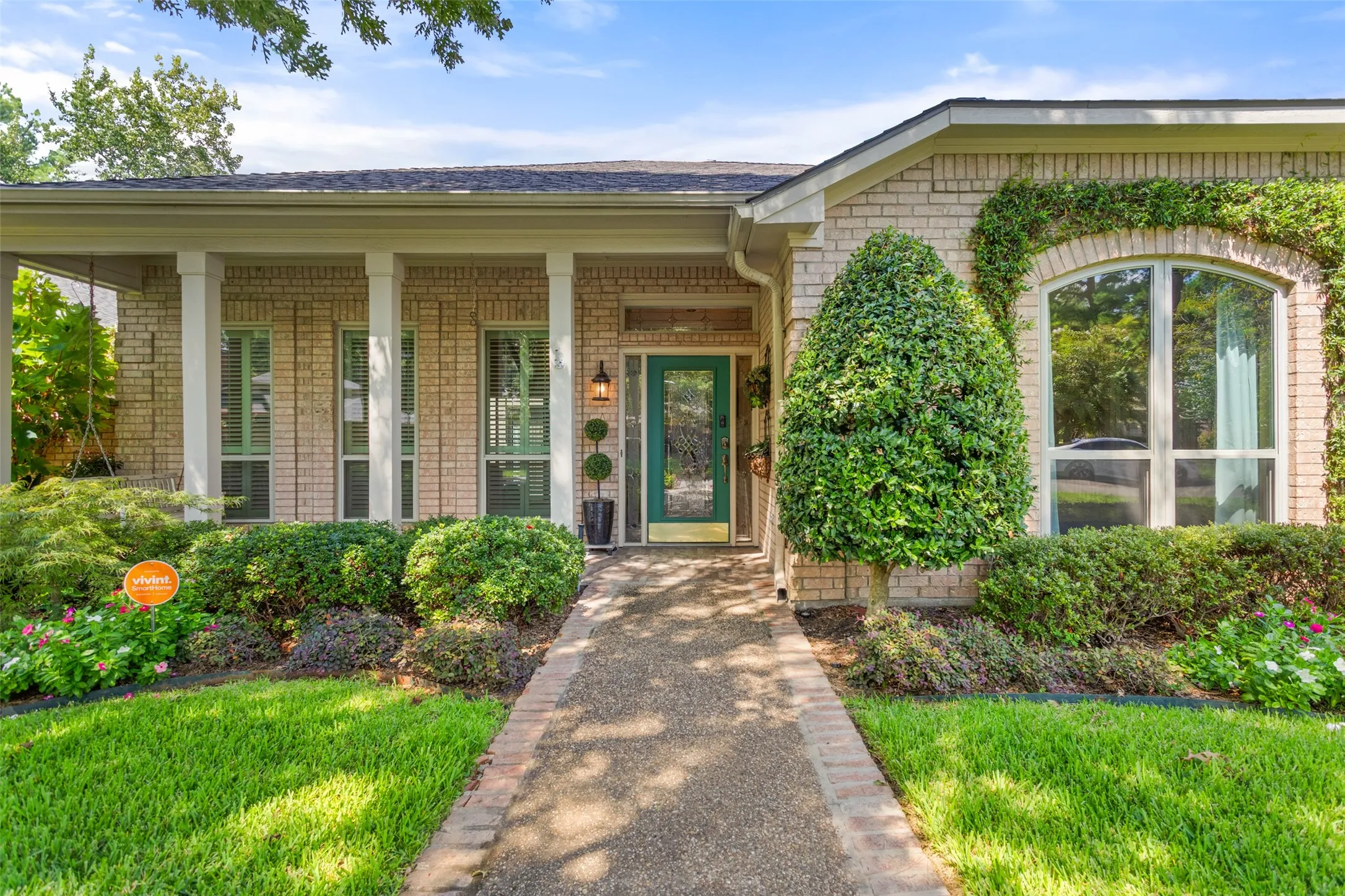 Single Family Residence For Sale in Smith County , 1116 Oak Garden Circle, Tyler, Texas 75703, 3 Bedroom, 3 Bathroom, 2 Garage spaces, 2,730 Sqft, built in 1995, mls#21390836, Real Estate Agent in Tyler, Homes For Sale in Smith county, Homes For Sale in Tyler, Realtor in Tyler Texas, Real Estate Brokerage Independent Realty Texas, Luminita Cordes Realtor