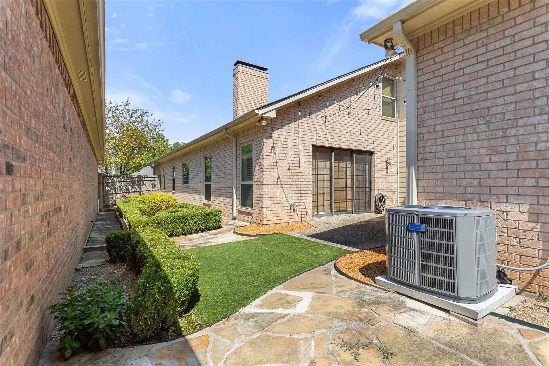 Single Family Residence For Sale in Smith County , 1116 Oak Garden Circle, Tyler, Texas 75703, 3 Bedroom, 3 Bathroom, 2 Garage spaces, 2,730 Sqft, built in 1995, mls#21390836, Real Estate Agent in Tyler, Homes For Sale in Smith county, Homes For Sale in Tyler, Realtor in Tyler Texas, Real Estate Brokerage Independent Realty Texas, Luminita Cordes Realtor