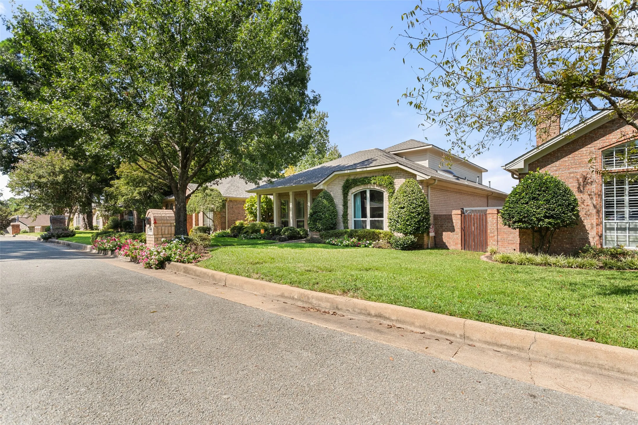 Single Family Residence For Sale in Smith County , 1116 Oak Garden Circle, Tyler, Texas 75703, 3 Bedroom, 3 Bathroom, 2 Garage spaces, 2,730 Sqft, built in 1995, mls#21390836, Real Estate Agent in Tyler, Homes For Sale in Smith county, Homes For Sale in Tyler, Realtor in Tyler Texas, Real Estate Brokerage Independent Realty Texas, Luminita Cordes Realtor