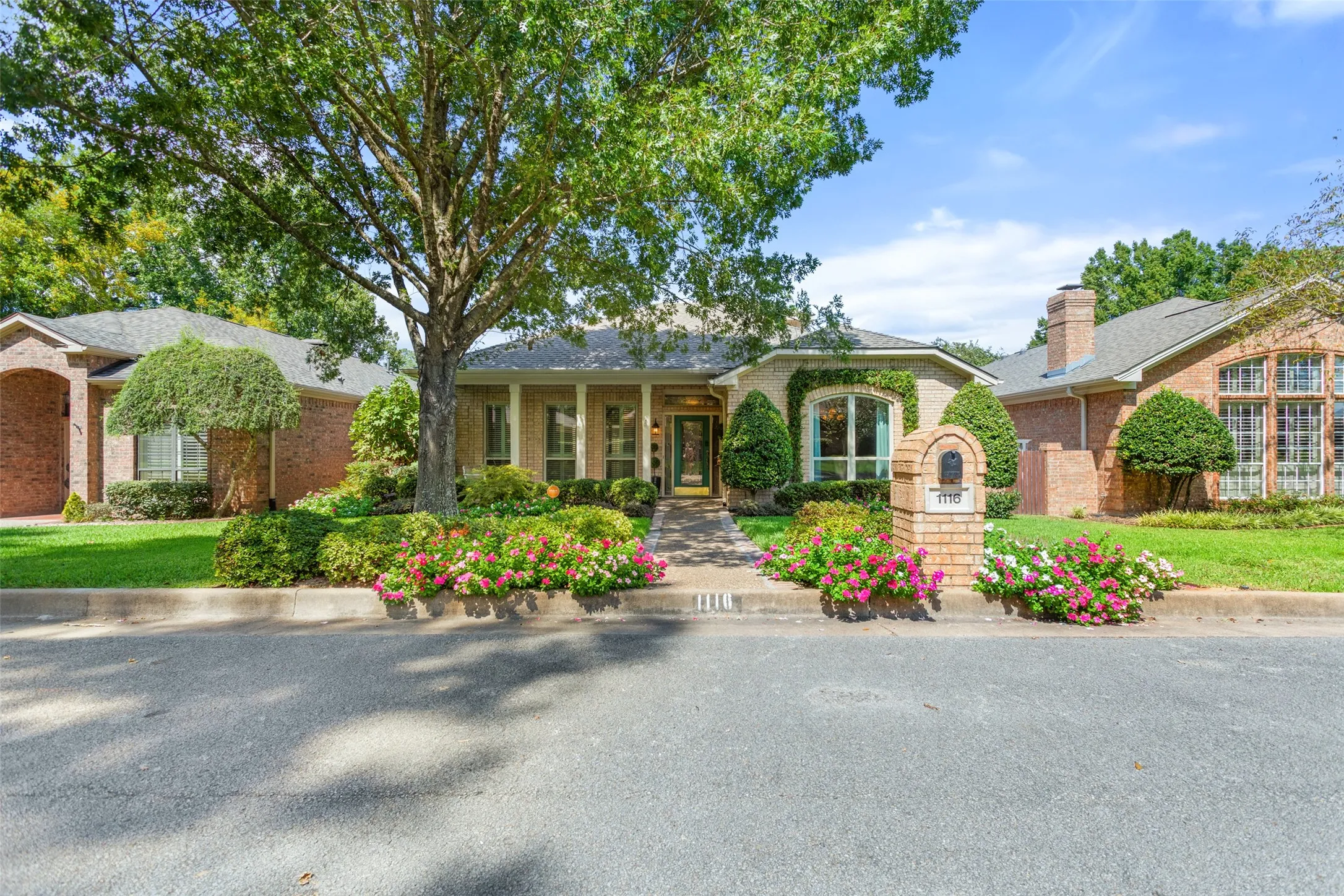Single Family Residence For Sale in Smith County , 1116 Oak Garden Circle, Tyler, Texas 75703, 3 Bedroom, 3 Bathroom, 2 Garage spaces, 2,730 Sqft, built in 1995, mls#21390836, Real Estate Agent in Tyler, Homes For Sale in Smith county, Homes For Sale in Tyler, Realtor in Tyler Texas, Real Estate Brokerage Independent Realty Texas, Luminita Cordes Realtor