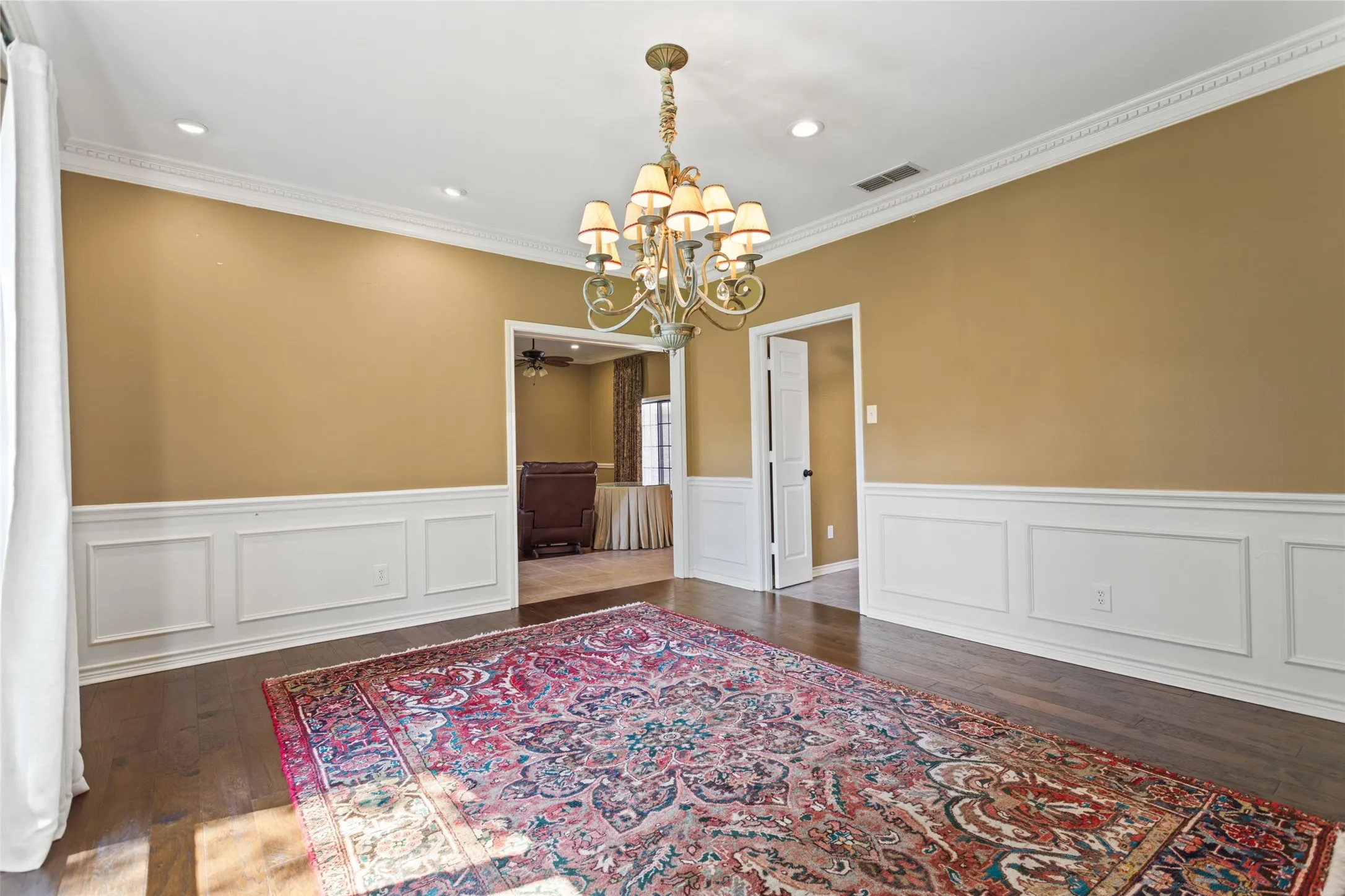 Single Family Residence For Sale in Smith County , 1116 Oak Garden Circle, Tyler, Texas 75703, 3 Bedroom, 3 Bathroom, 2 Garage spaces, 2,730 Sqft, built in 1995, mls#21390836, Real Estate Agent in Tyler, Homes For Sale in Smith county, Homes For Sale in Tyler, Realtor in Tyler Texas, Real Estate Brokerage Independent Realty Texas, Luminita Cordes Realtor