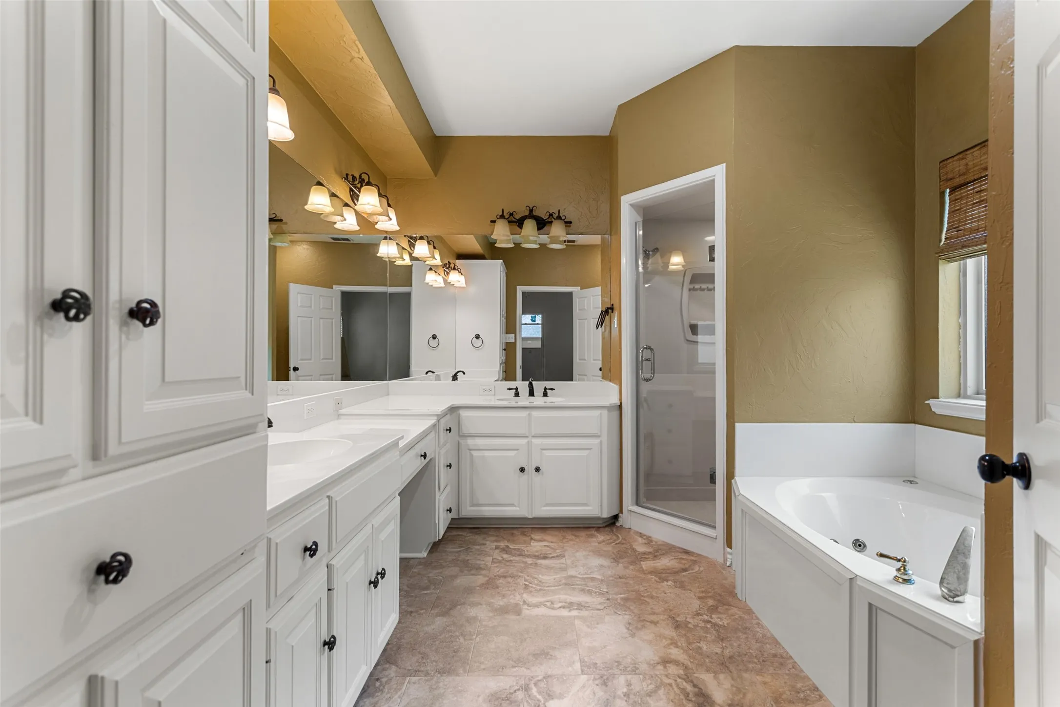 Single Family Residence For Sale in Smith County , 1116 Oak Garden Circle, Tyler, Texas 75703, 3 Bedroom, 3 Bathroom, 2 Garage spaces, 2,730 Sqft, built in 1995, mls#21390836, Real Estate Agent in Tyler, Homes For Sale in Smith county, Homes For Sale in Tyler, Realtor in Tyler Texas, Real Estate Brokerage Independent Realty Texas, Luminita Cordes Realtor