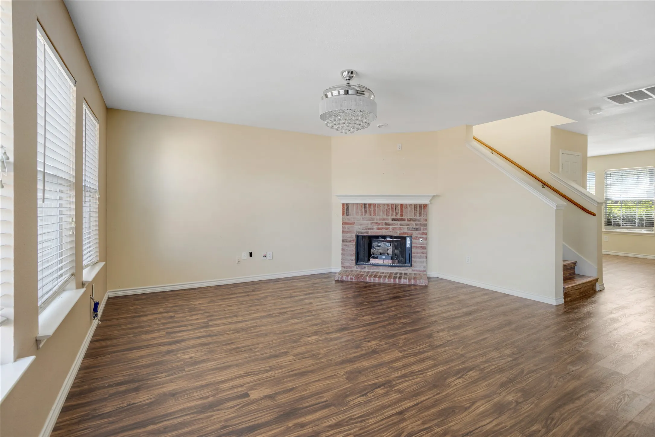 Single Family Residence For Rent in Grayson County , 1921 Southridge Lane, Sherman, Texas 75092, 3 Bedroom, 3 Bathroom, 2 Garage spaces, 2,971 Sqft, built in 2001, mls#21390847, Real Estate Agent in Sherman, Homes For Rent in Grayson county, Homes For Rent in Sherman, Realtor in Sherman Texas, Real Estate Brokerage Independent Realty Texas, Luminita Cordes Realtor