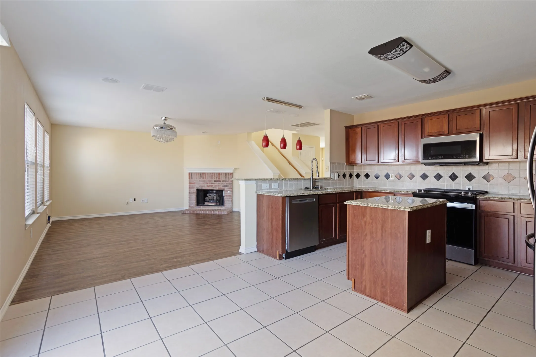 Single Family Residence For Rent in Grayson County , 1921 Southridge Lane, Sherman, Texas 75092, 3 Bedroom, 3 Bathroom, 2 Garage spaces, 2,971 Sqft, built in 2001, mls#21390847, Real Estate Agent in Sherman, Homes For Rent in Grayson county, Homes For Rent in Sherman, Realtor in Sherman Texas, Real Estate Brokerage Independent Realty Texas, Luminita Cordes Realtor