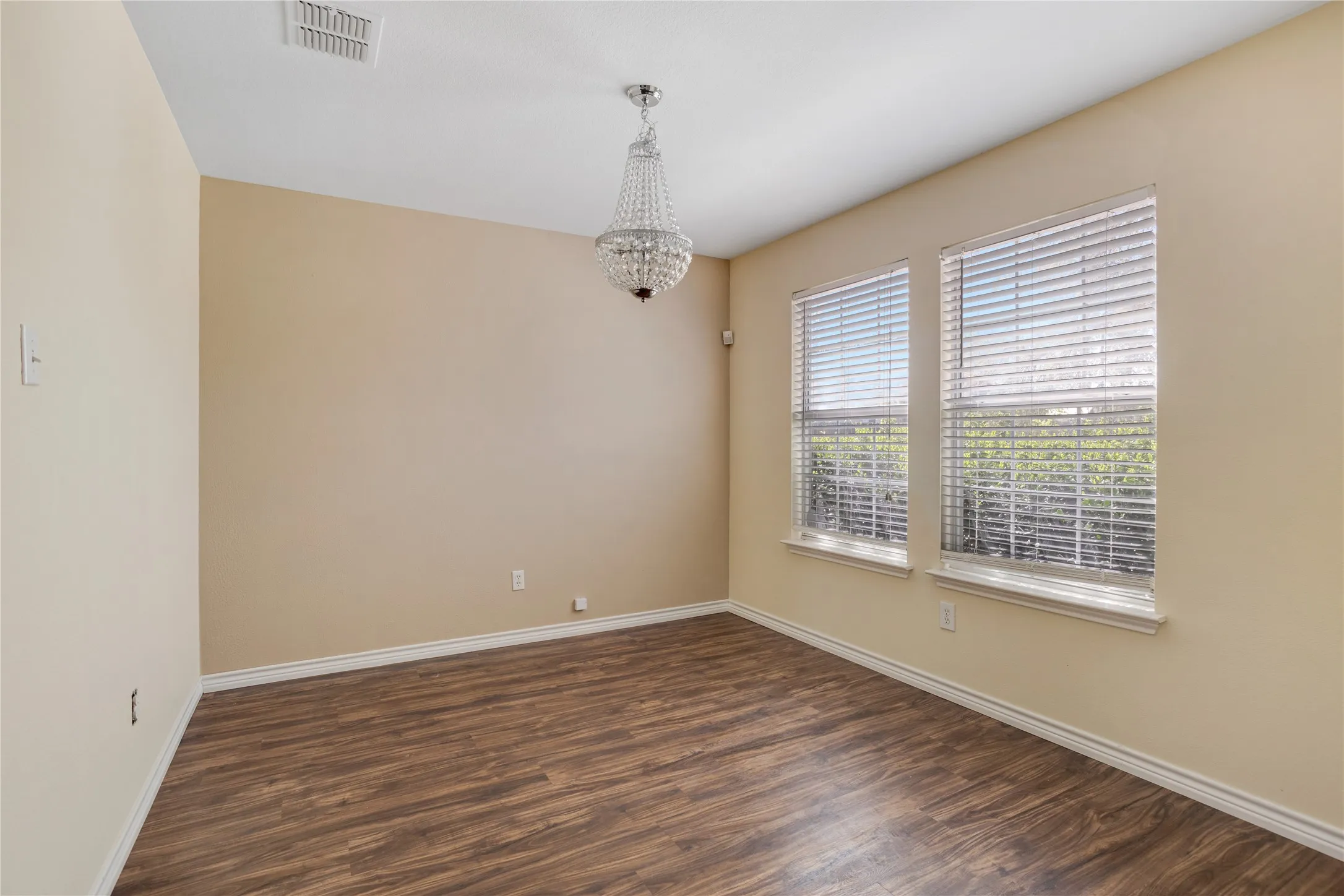 Single Family Residence For Rent in Grayson County , 1921 Southridge Lane, Sherman, Texas 75092, 3 Bedroom, 3 Bathroom, 2 Garage spaces, 2,971 Sqft, built in 2001, mls#21390847, Real Estate Agent in Sherman, Homes For Rent in Grayson county, Homes For Rent in Sherman, Realtor in Sherman Texas, Real Estate Brokerage Independent Realty Texas, Luminita Cordes Realtor