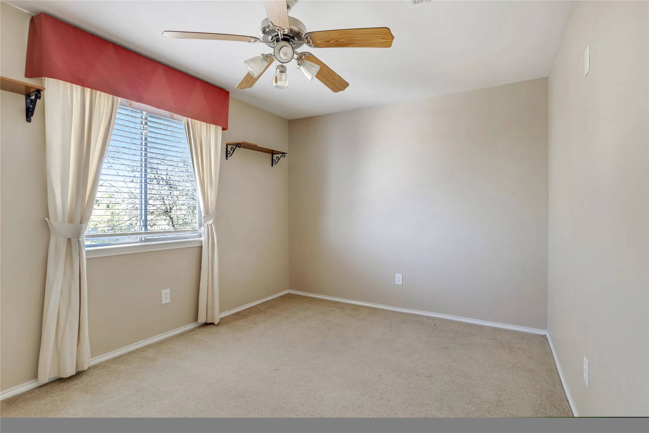 Single Family Residence For Rent in Grayson County , 1921 Southridge Lane, Sherman, Texas 75092, 3 Bedroom, 3 Bathroom, 2 Garage spaces, 2,971 Sqft, built in 2001, mls#21390847, Real Estate Agent in Sherman, Homes For Rent in Grayson county, Homes For Rent in Sherman, Realtor in Sherman Texas, Real Estate Brokerage Independent Realty Texas, Luminita Cordes Realtor