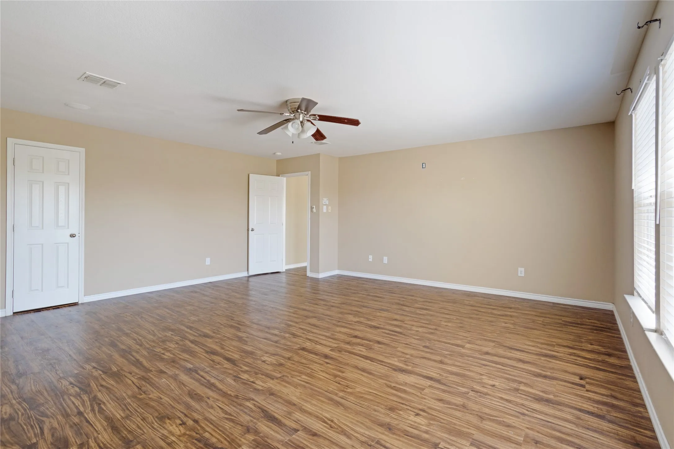 Single Family Residence For Rent in Grayson County , 1921 Southridge Lane, Sherman, Texas 75092, 3 Bedroom, 3 Bathroom, 2 Garage spaces, 2,971 Sqft, built in 2001, mls#21390847, Real Estate Agent in Sherman, Homes For Rent in Grayson county, Homes For Rent in Sherman, Realtor in Sherman Texas, Real Estate Brokerage Independent Realty Texas, Luminita Cordes Realtor