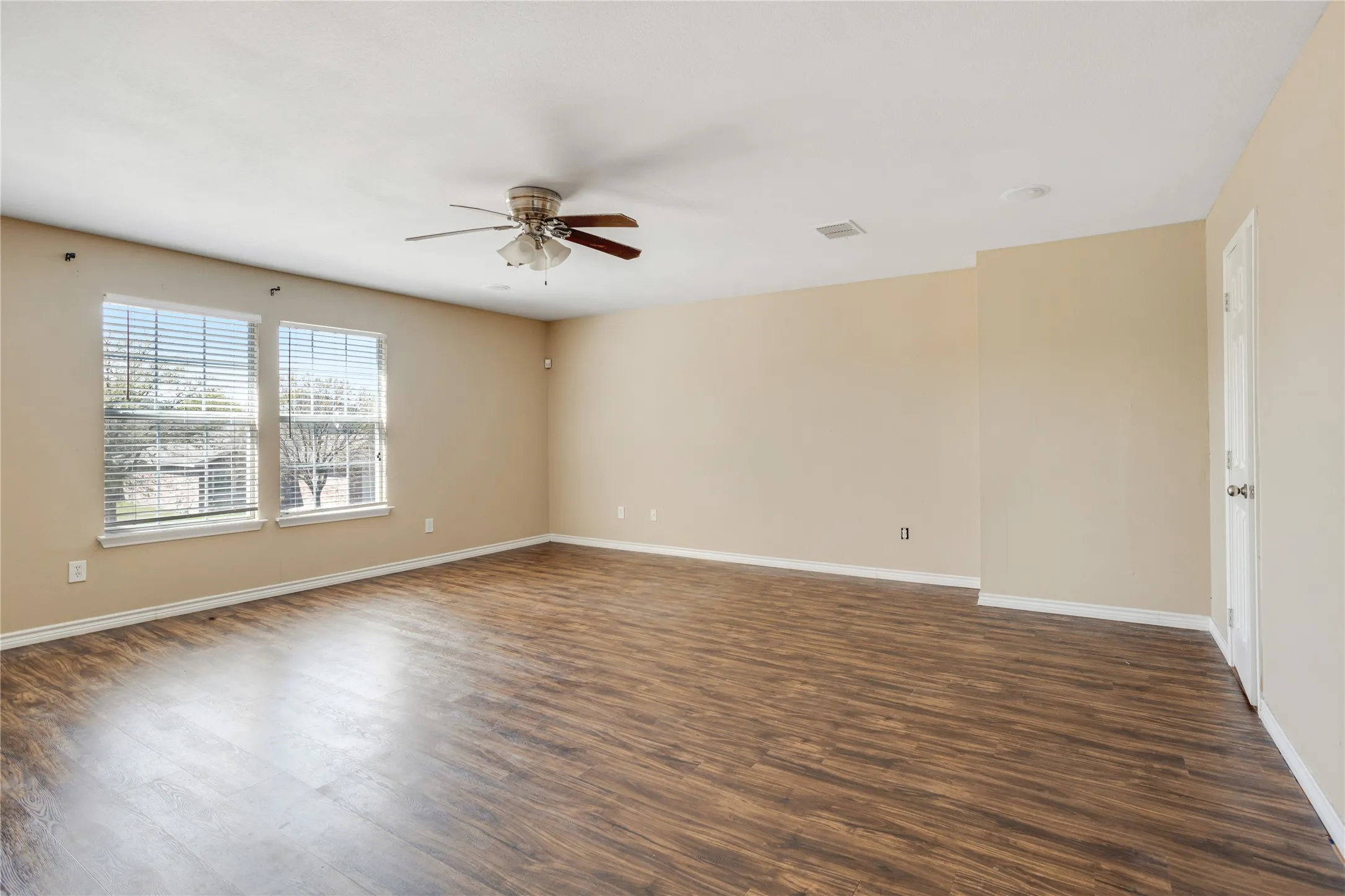 Single Family Residence For Rent in Grayson County , 1921 Southridge Lane, Sherman, Texas 75092, 3 Bedroom, 3 Bathroom, 2 Garage spaces, 2,971 Sqft, built in 2001, mls#21390847, Real Estate Agent in Sherman, Homes For Rent in Grayson county, Homes For Rent in Sherman, Realtor in Sherman Texas, Real Estate Brokerage Independent Realty Texas, Luminita Cordes Realtor