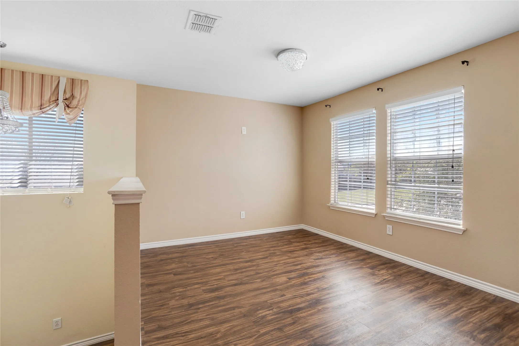 Single Family Residence For Rent in Grayson County , 1921 Southridge Lane, Sherman, Texas 75092, 3 Bedroom, 3 Bathroom, 2 Garage spaces, 2,971 Sqft, built in 2001, mls#21390847, Real Estate Agent in Sherman, Homes For Rent in Grayson county, Homes For Rent in Sherman, Realtor in Sherman Texas, Real Estate Brokerage Independent Realty Texas, Luminita Cordes Realtor
