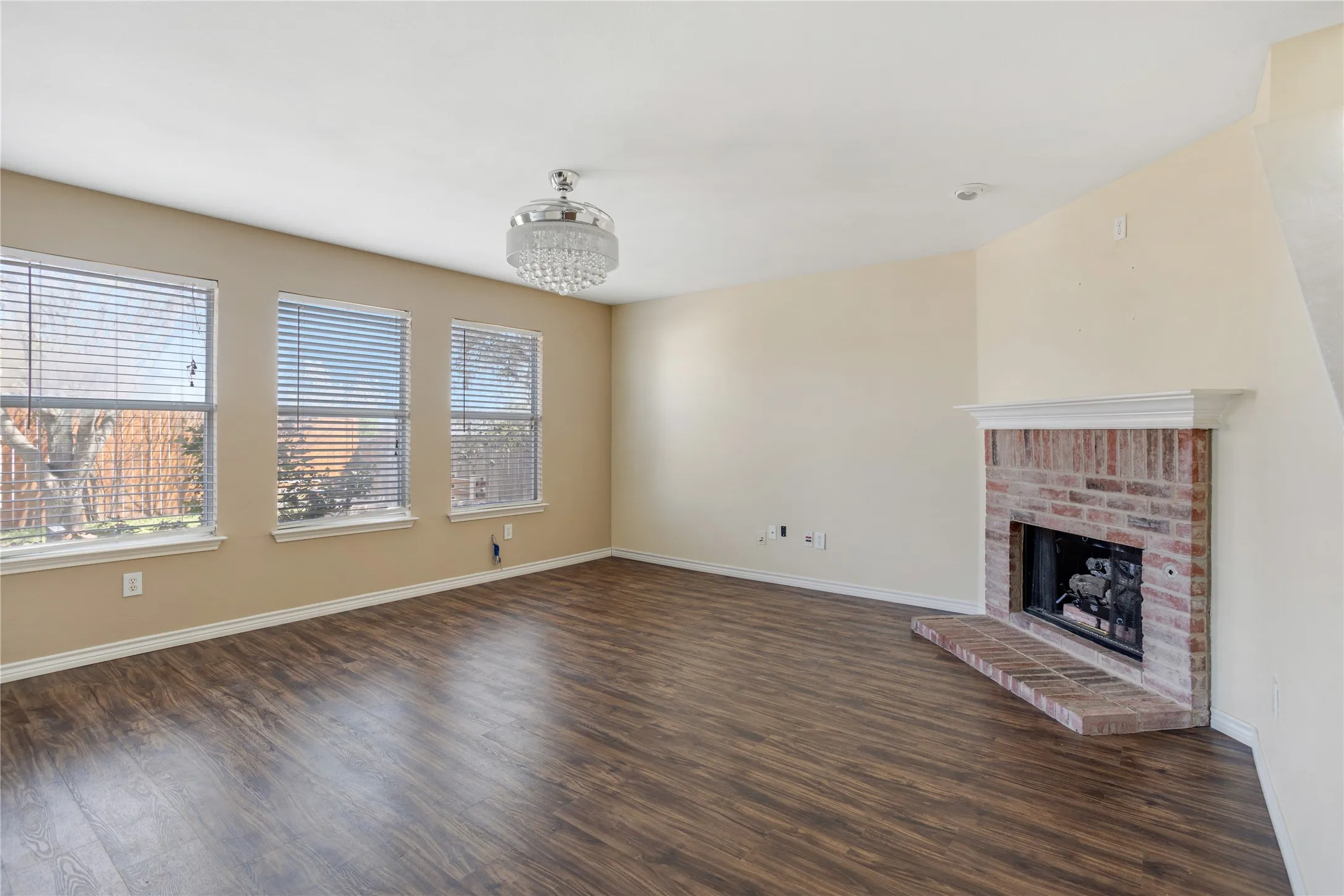 Single Family Residence For Rent in Grayson County , 1921 Southridge Lane, Sherman, Texas 75092, 3 Bedroom, 3 Bathroom, 2 Garage spaces, 2,971 Sqft, built in 2001, mls#21390847, Real Estate Agent in Sherman, Homes For Rent in Grayson county, Homes For Rent in Sherman, Realtor in Sherman Texas, Real Estate Brokerage Independent Realty Texas, Luminita Cordes Realtor