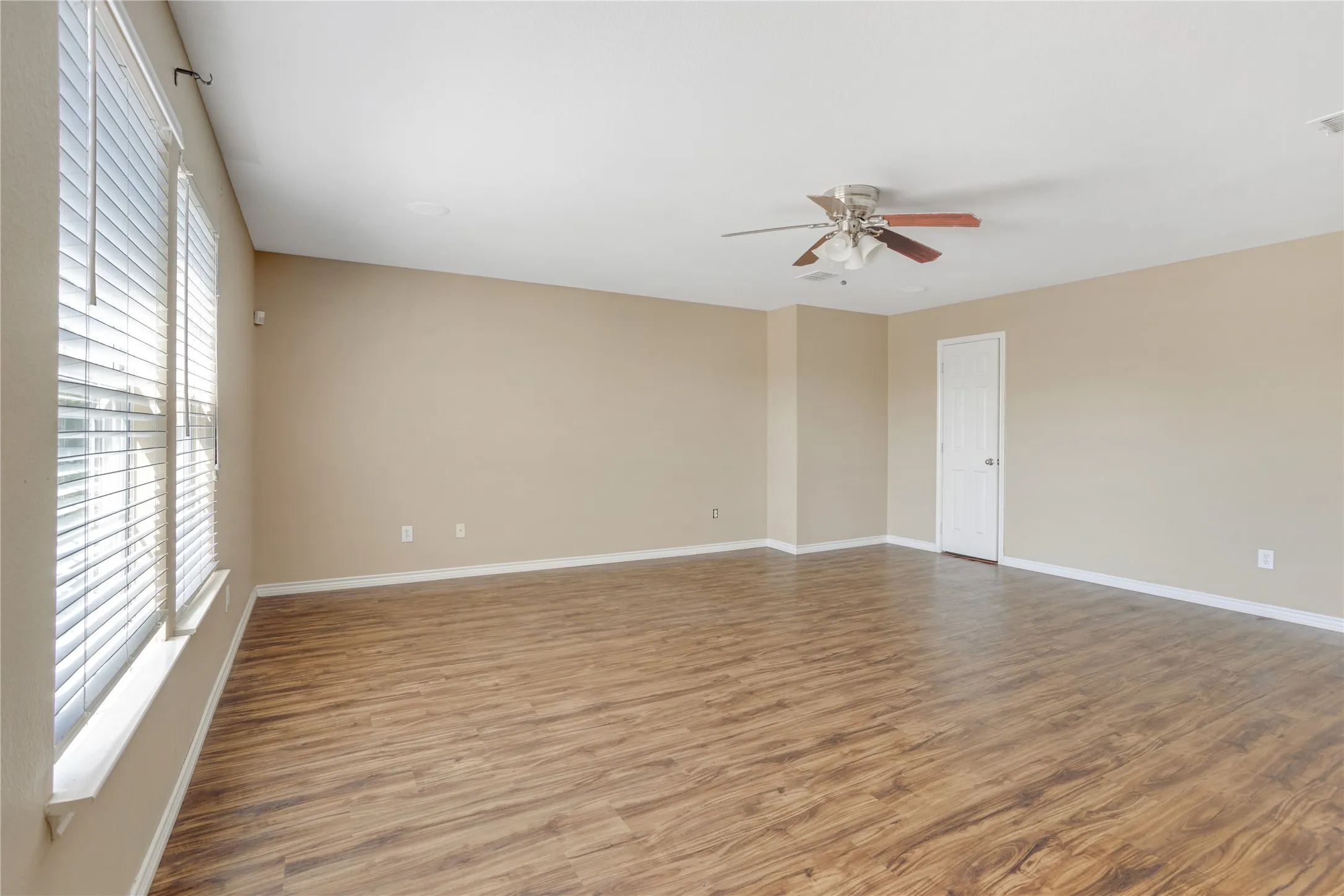 Single Family Residence For Rent in Grayson County , 1921 Southridge Lane, Sherman, Texas 75092, 3 Bedroom, 3 Bathroom, 2 Garage spaces, 2,971 Sqft, built in 2001, mls#21390847, Real Estate Agent in Sherman, Homes For Rent in Grayson county, Homes For Rent in Sherman, Realtor in Sherman Texas, Real Estate Brokerage Independent Realty Texas, Luminita Cordes Realtor