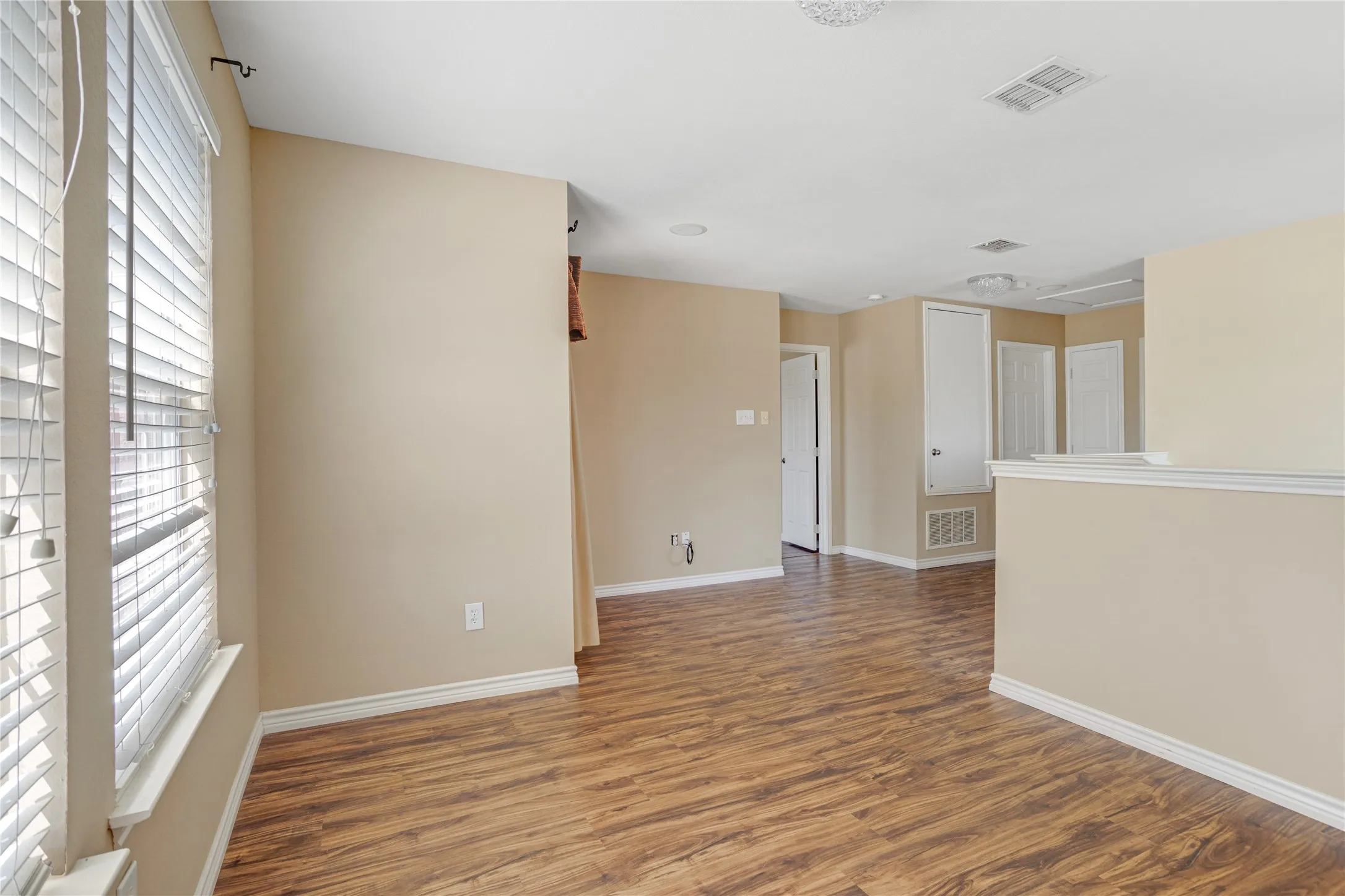 Single Family Residence For Rent in Grayson County , 1921 Southridge Lane, Sherman, Texas 75092, 3 Bedroom, 3 Bathroom, 2 Garage spaces, 2,971 Sqft, built in 2001, mls#21390847, Real Estate Agent in Sherman, Homes For Rent in Grayson county, Homes For Rent in Sherman, Realtor in Sherman Texas, Real Estate Brokerage Independent Realty Texas, Luminita Cordes Realtor