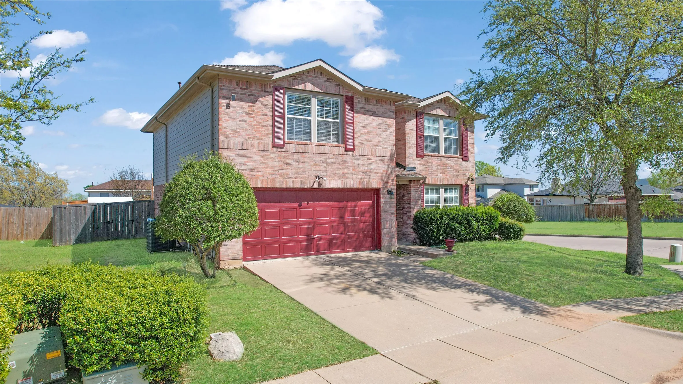 Single Family Residence For Rent in Grayson County , 1921 Southridge Lane, Sherman, Texas 75092, 3 Bedroom, 3 Bathroom, 2 Garage spaces, 2,971 Sqft, built in 2001, mls#21390847, Real Estate Agent in Sherman, Homes For Rent in Grayson county, Homes For Rent in Sherman, Realtor in Sherman Texas, Real Estate Brokerage Independent Realty Texas, Luminita Cordes Realtor