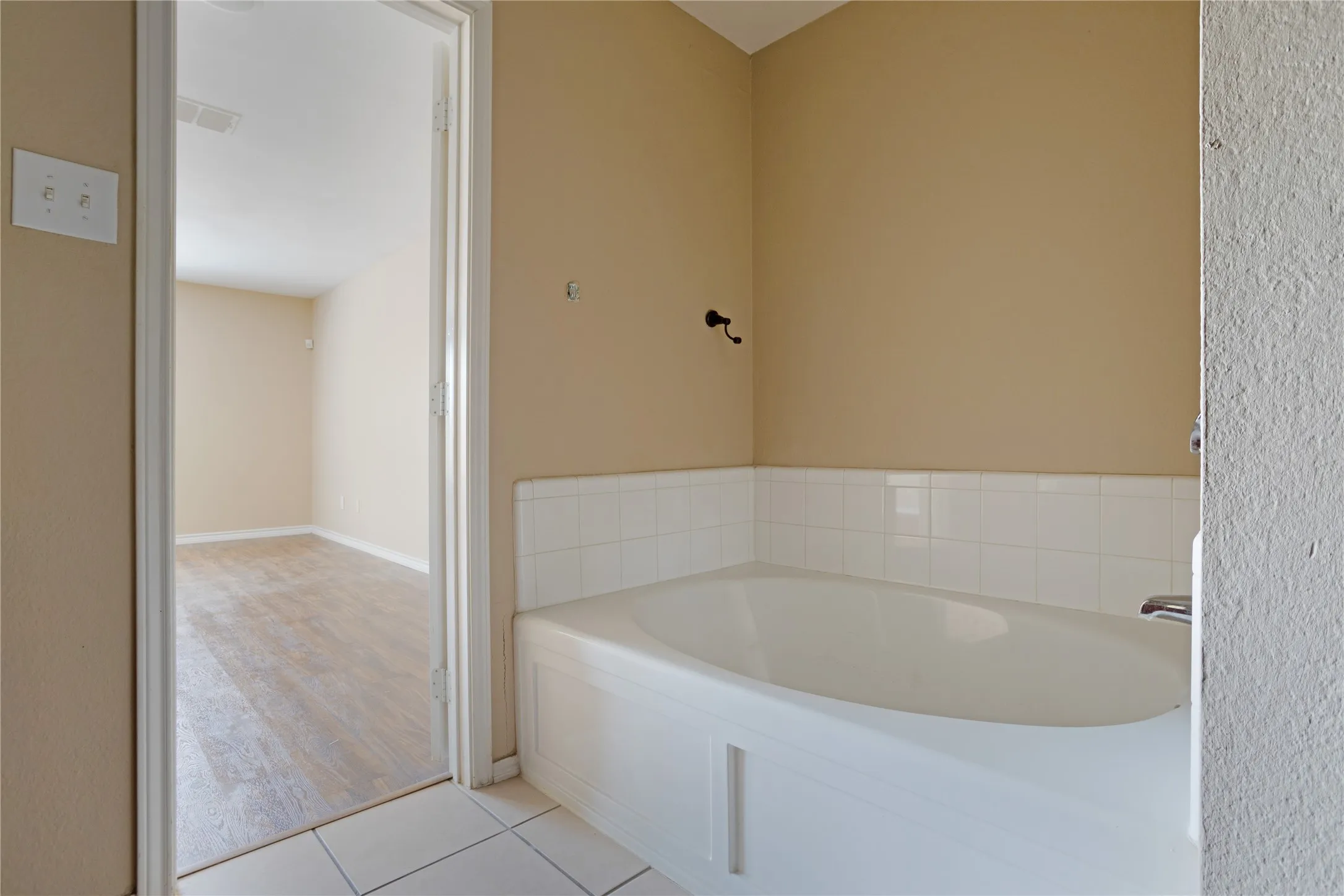 Single Family Residence For Rent in Grayson County , 1921 Southridge Lane, Sherman, Texas 75092, 3 Bedroom, 3 Bathroom, 2 Garage spaces, 2,971 Sqft, built in 2001, mls#21390847, Real Estate Agent in Sherman, Homes For Rent in Grayson county, Homes For Rent in Sherman, Realtor in Sherman Texas, Real Estate Brokerage Independent Realty Texas, Luminita Cordes Realtor