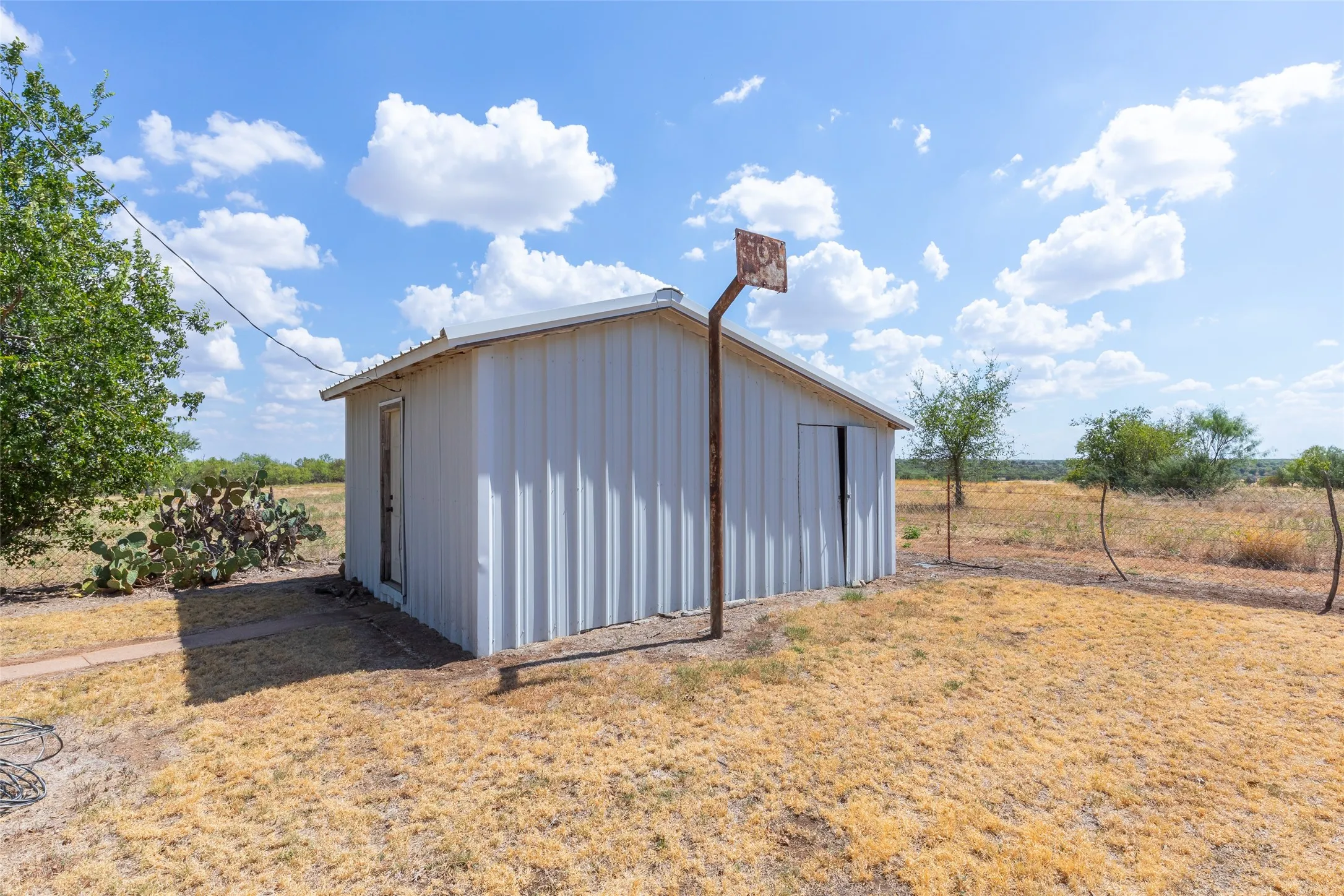 Single Family Residence For Sale in Throckmorton County , 707 W Chestnut Street, Throckmorton, Texas 76483, 3 Bedroom, 2 Bathroom, 2 Garage spaces, 1,842 Sqft, built in 1964, mls#21390789, Real Estate Agent in Throckmorton, Homes For Sale in Throckmorton county, Homes For Sale in Throckmorton, Realtor in Throckmorton Texas, Real Estate Brokerage Independent Realty Texas, Luminita Cordes Realtor