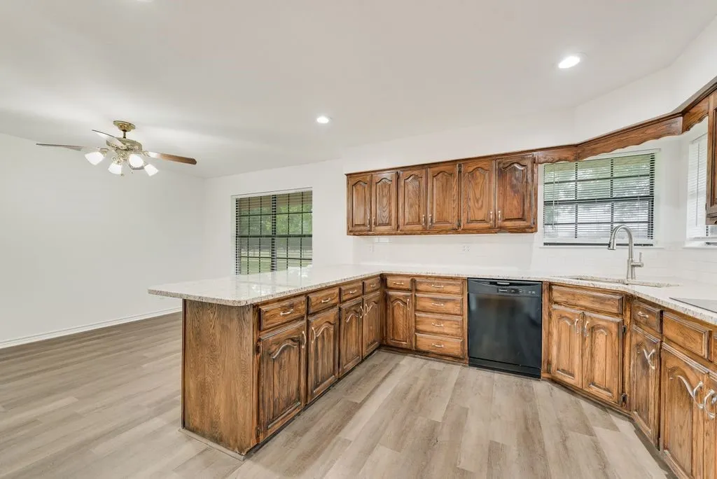 Single Family Residence For Sale in Dallas County , 1635 Easy Street, Seagoville, Texas 75159, 3 Bedroom, 2 Bathroom, 4 Garage spaces, 1,625 Sqft, built in 1987, mls#21390328, Real Estate Agent in Seagoville, Homes For Sale in Dallas county, Homes For Sale in Seagoville, Realtor in Seagoville Texas, Real Estate Brokerage Independent Realty Texas, Luminita Cordes Realtor