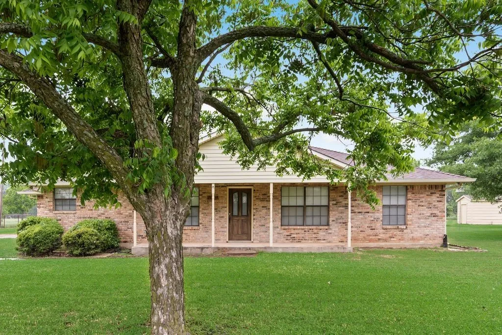 Peaceful Country Living 4.75 Acres Short Distance to Dallas